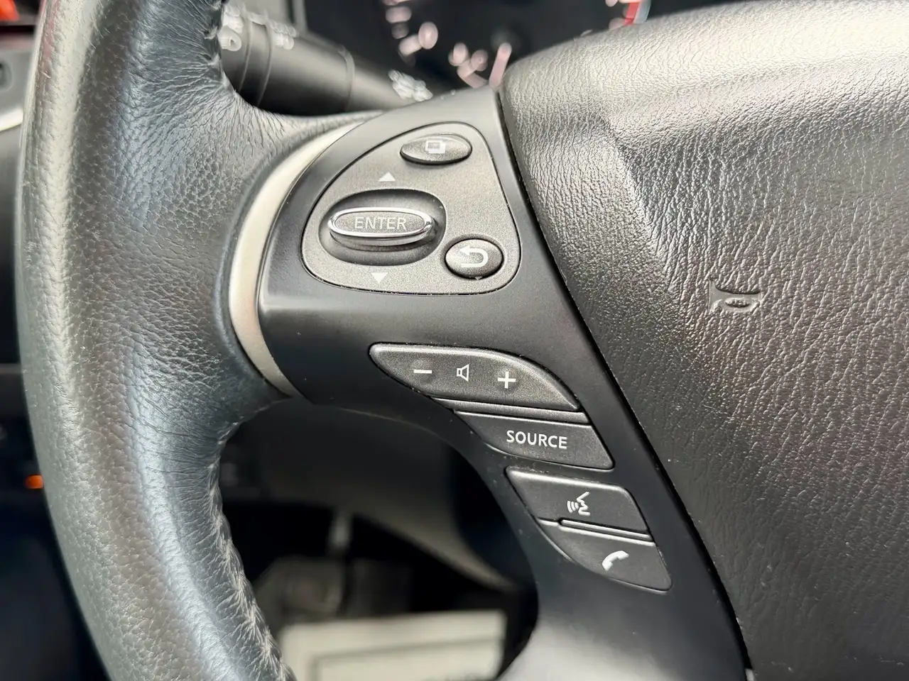 Nissan Pathfinder снимка Nissan Pathfinder