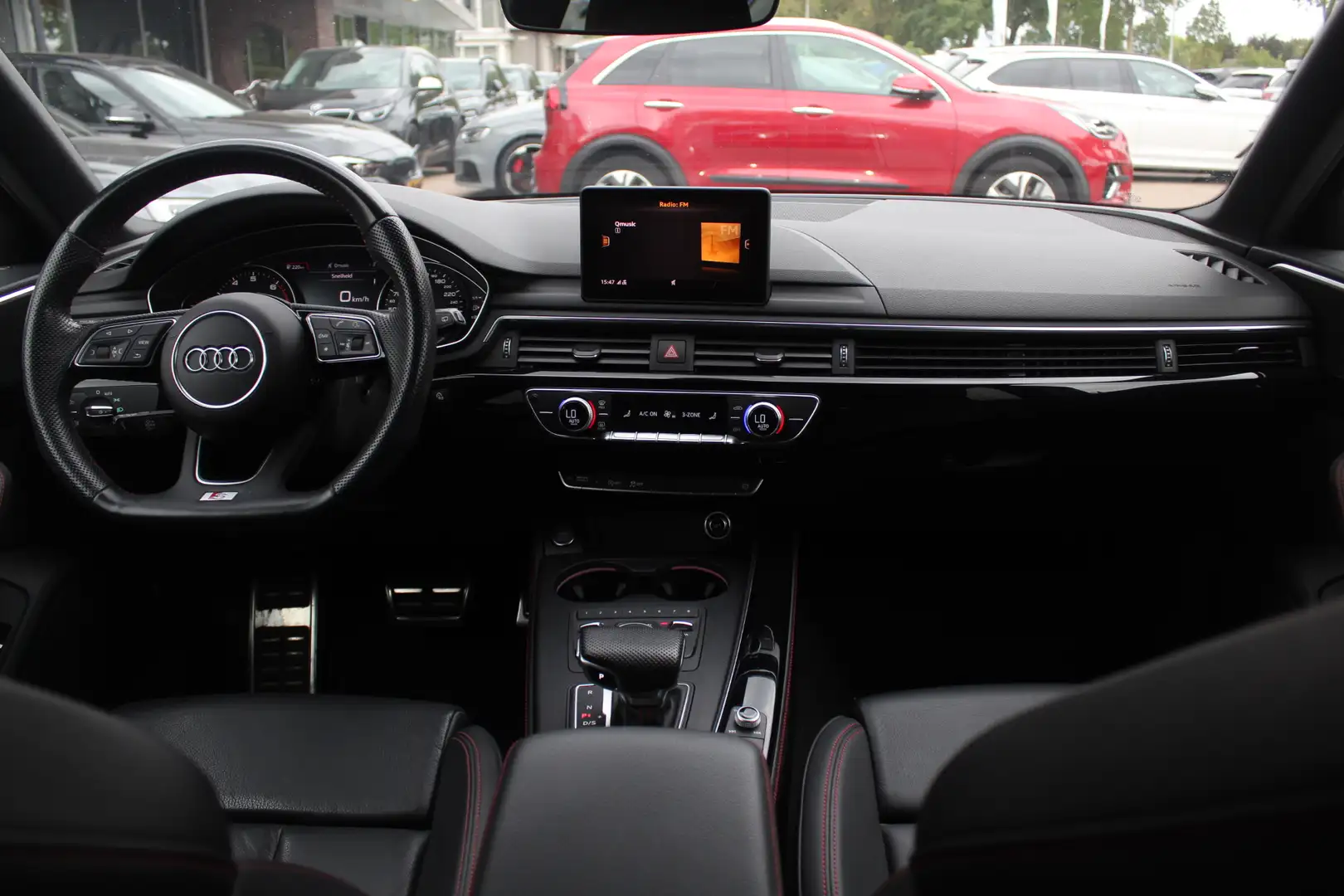 Audi A4 Avant 40 TFSI 191pk Sport S line black edition / L Grijs - 2