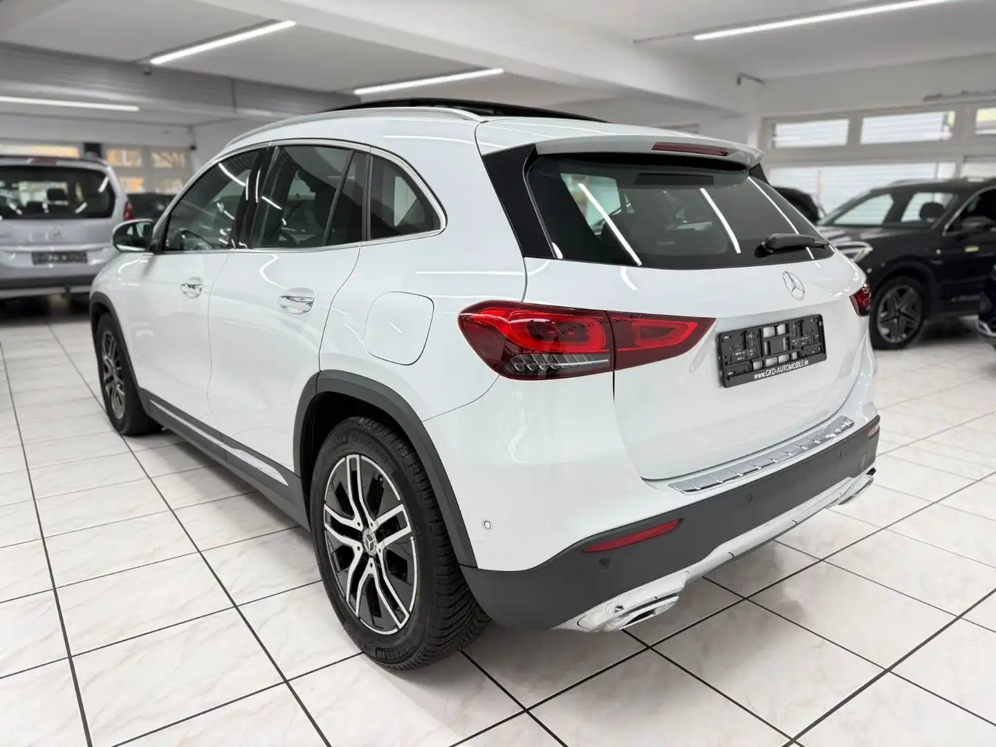 Mercedes-Benz GLA 200 Progressive*Pano*Kamera*Memory*ACC*AHK Silber - 2