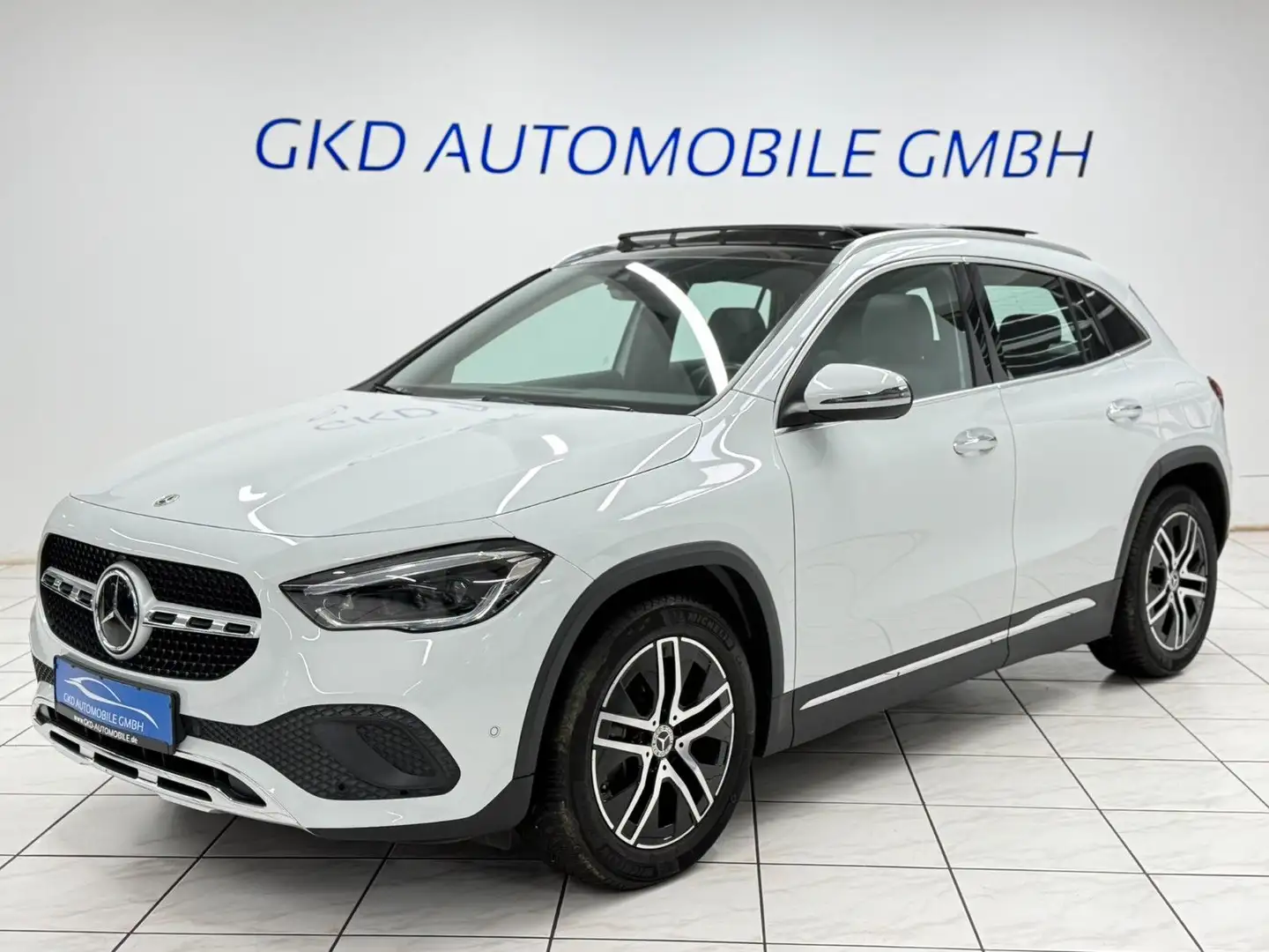 Mercedes-Benz GLA 200 Progressive*Pano*Kamera*Memory*ACC*AHK Silber - 1