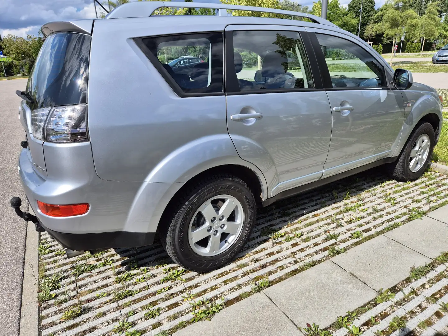 Mitsubishi Outlander 2.0 DI-D 4WD Invite Stříbrná - 2