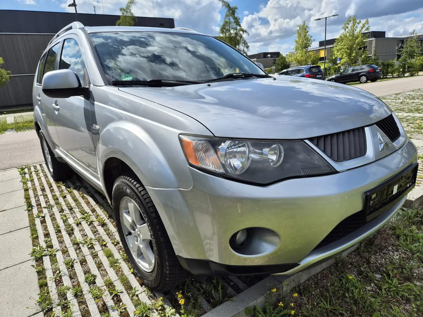 Mitsubishi Outlander 2.0 DI-D 4WD Invite Stříbrná - 1