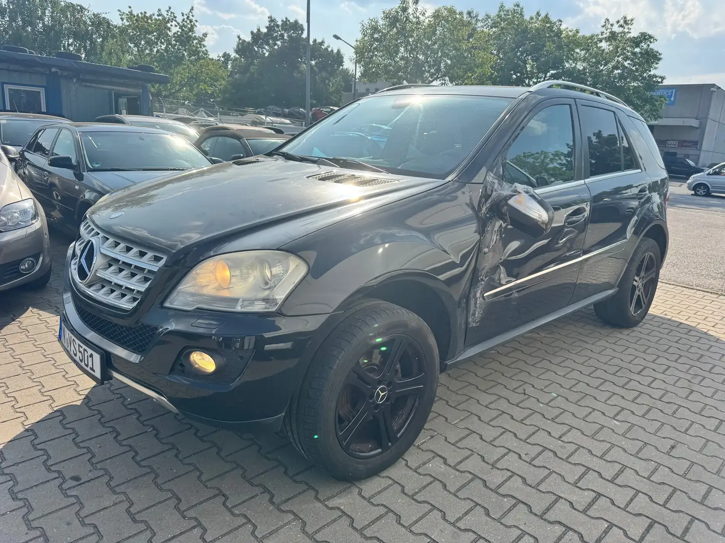 Mercedes-Benz ML 320 ML 320 CDI (164.122). unfall links. Schwarz - 2
