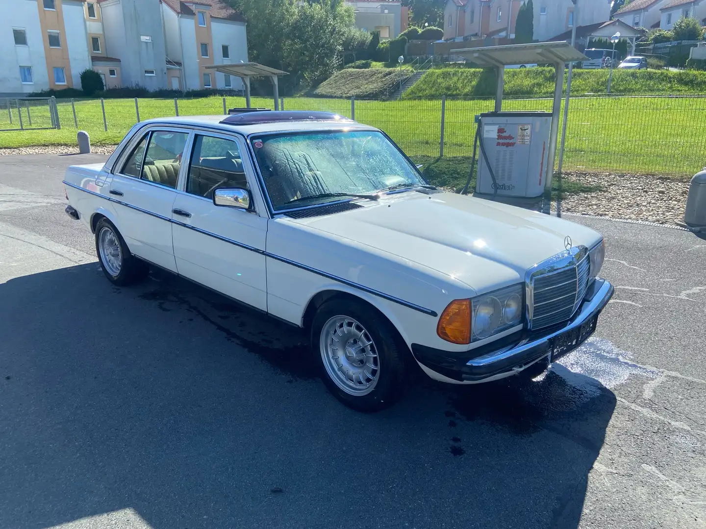 Mercedes-Benz 230 W123 230E - 1