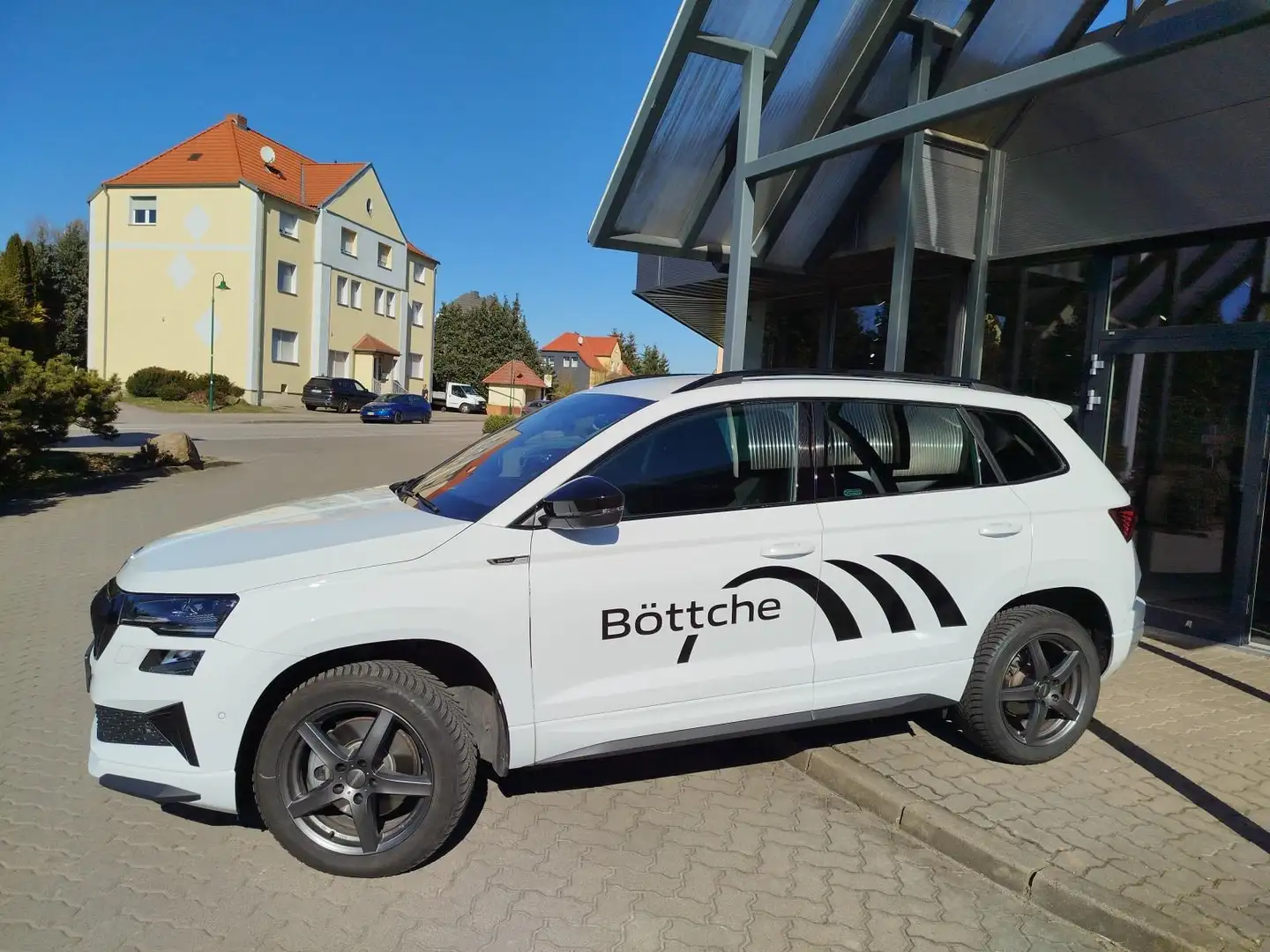 Skoda Karoq Sportline 1.5 16V TSI ACT Metallic AZV Navi Weiß - 2