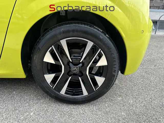 Peugeot 208 view 11