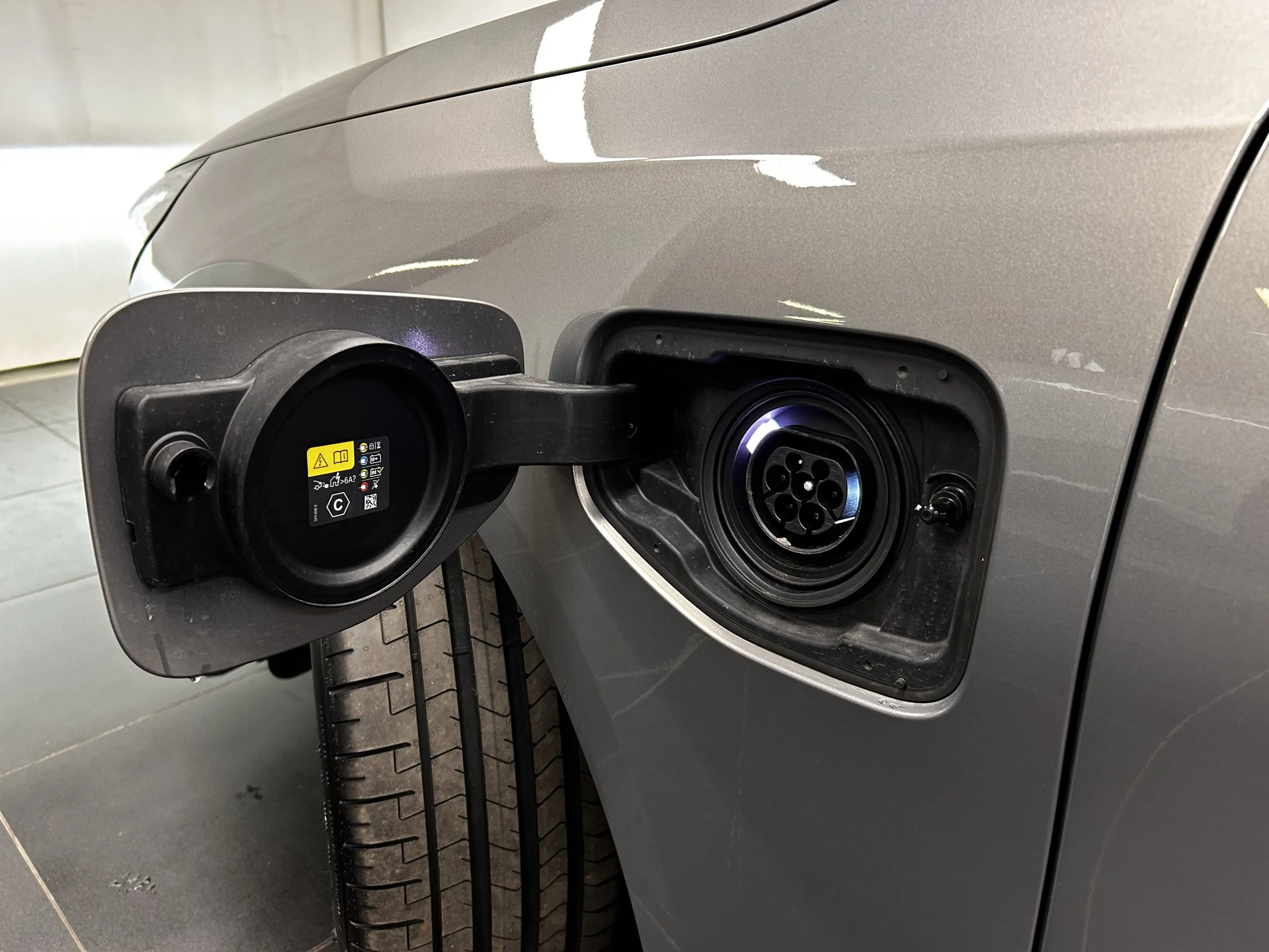 BMW 550 e xDrive Touring — photo 11