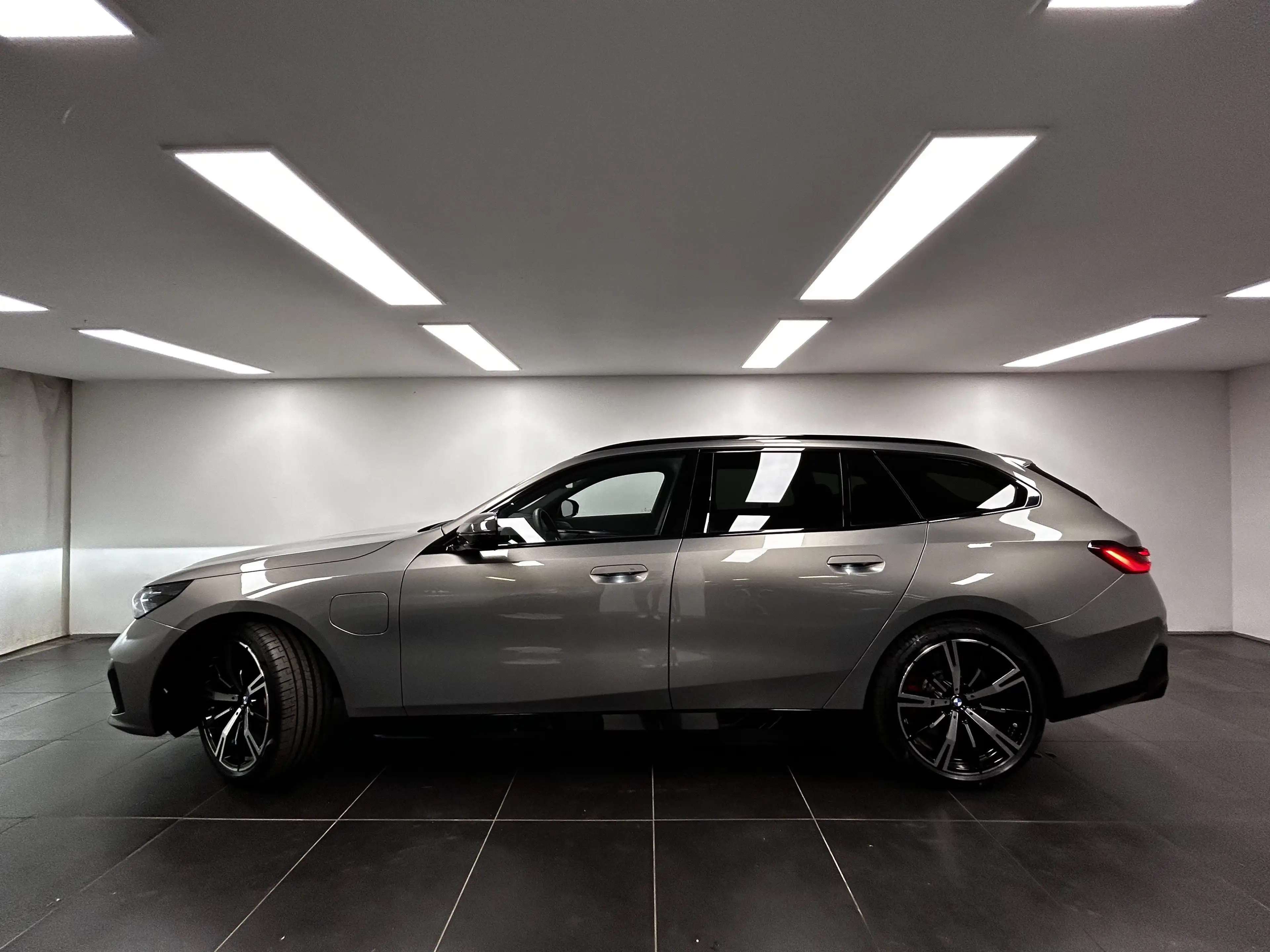 BMW 550 e xDrive Touring — photo 2