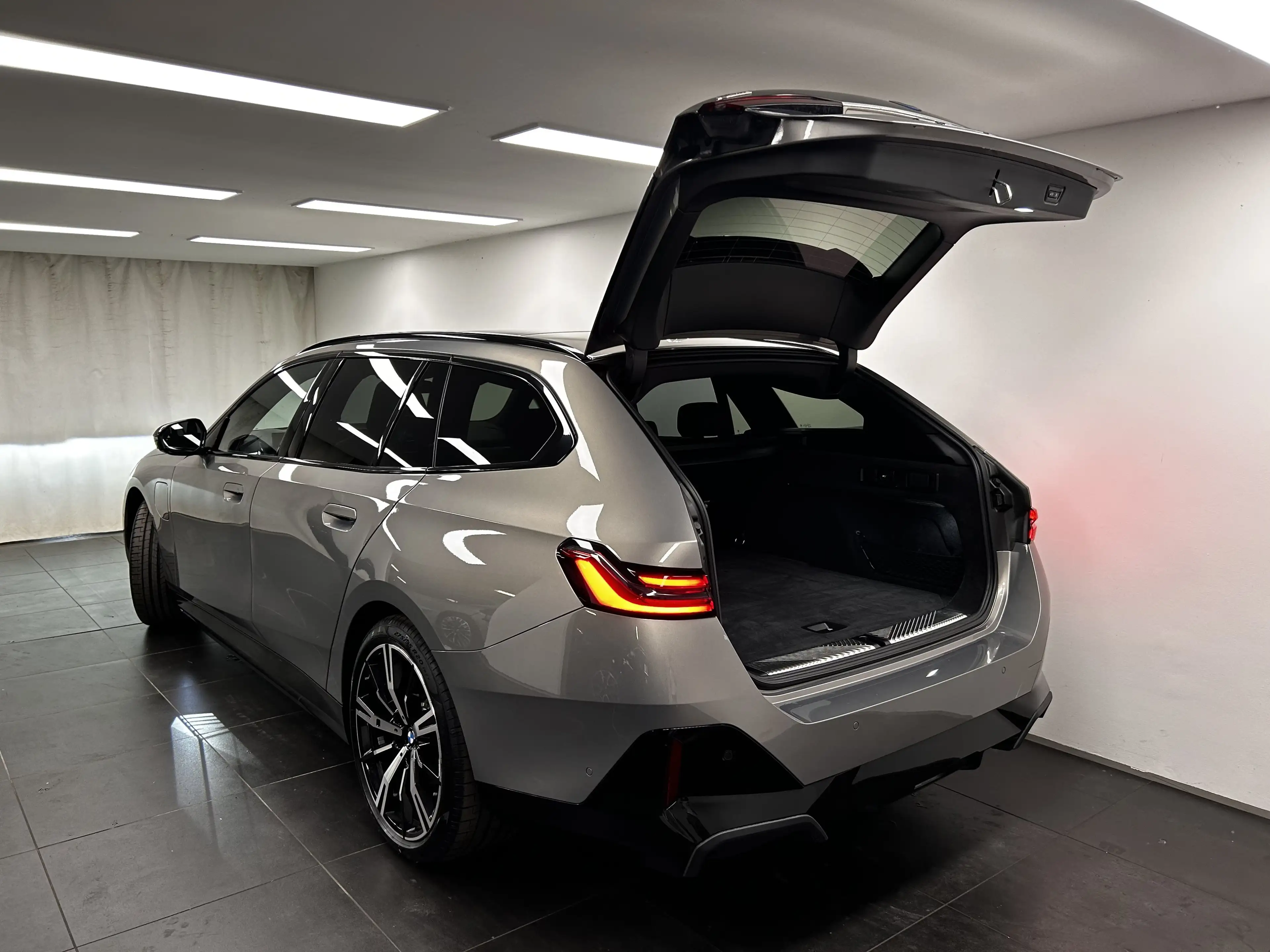 BMW 550 e xDrive Touring — photo 13