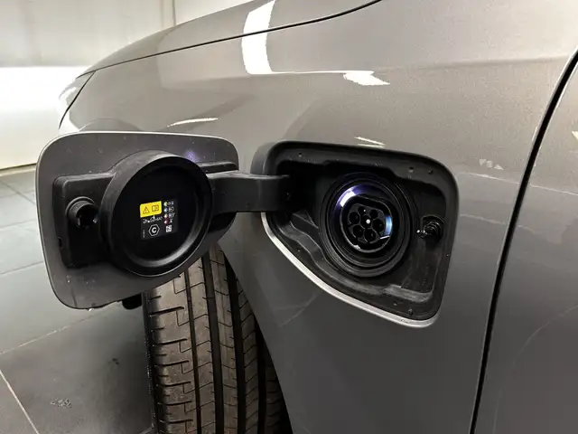 BMW 5 Series view 11
