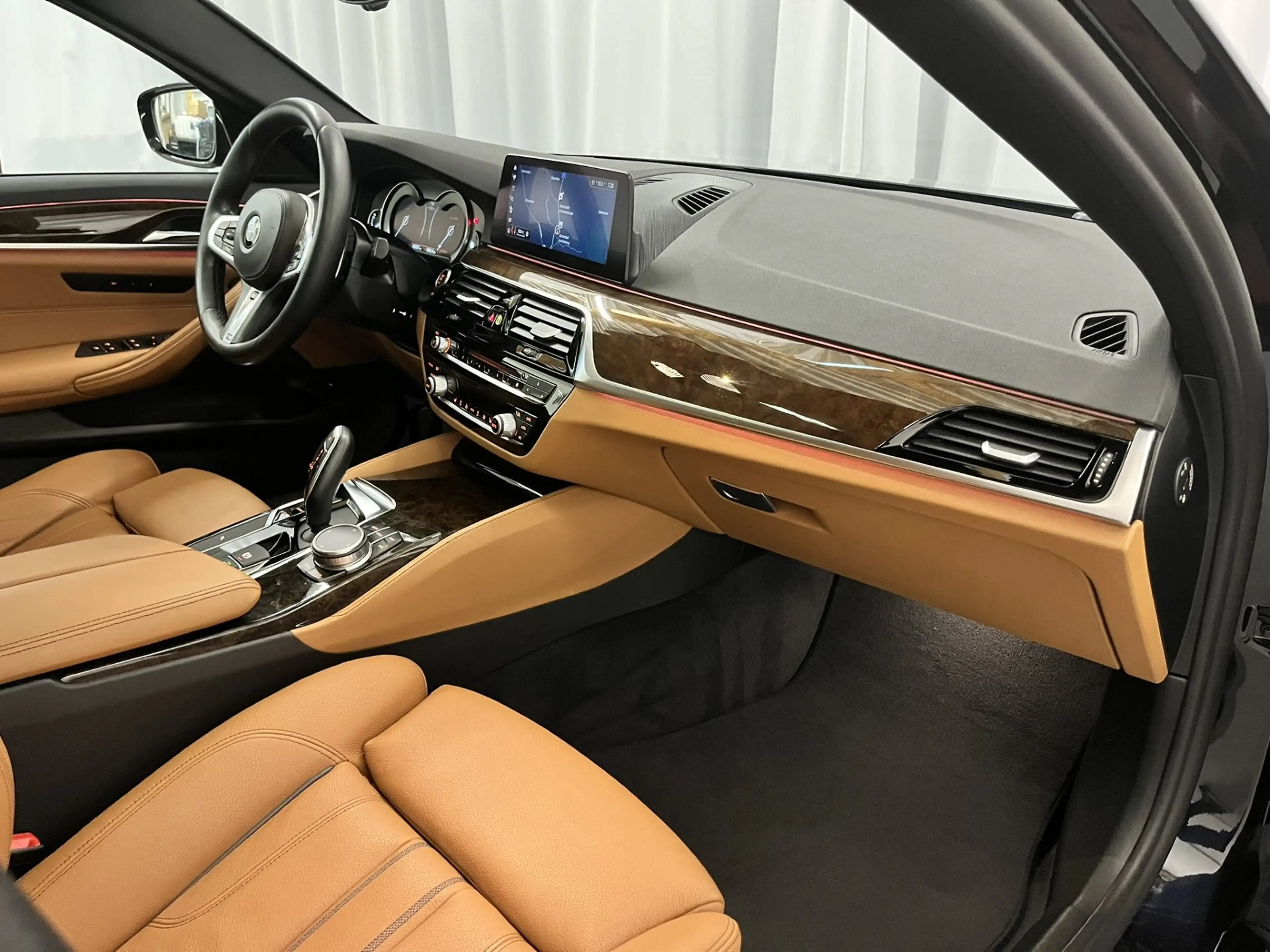 BMW 530 d xDrive *M-Sportpaket / Pano / AHK* — photo 8