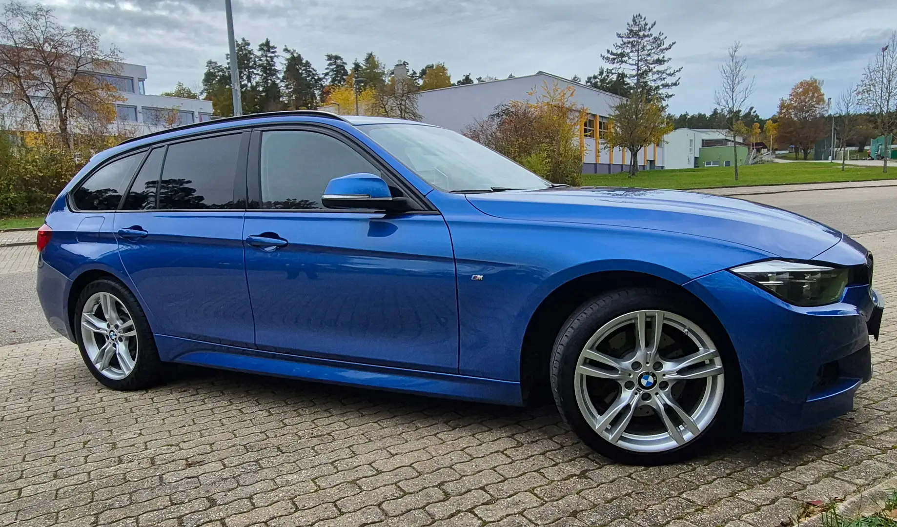 BMW 330 330d Touring Aut. Edition M Sport Shadow Blau - 2