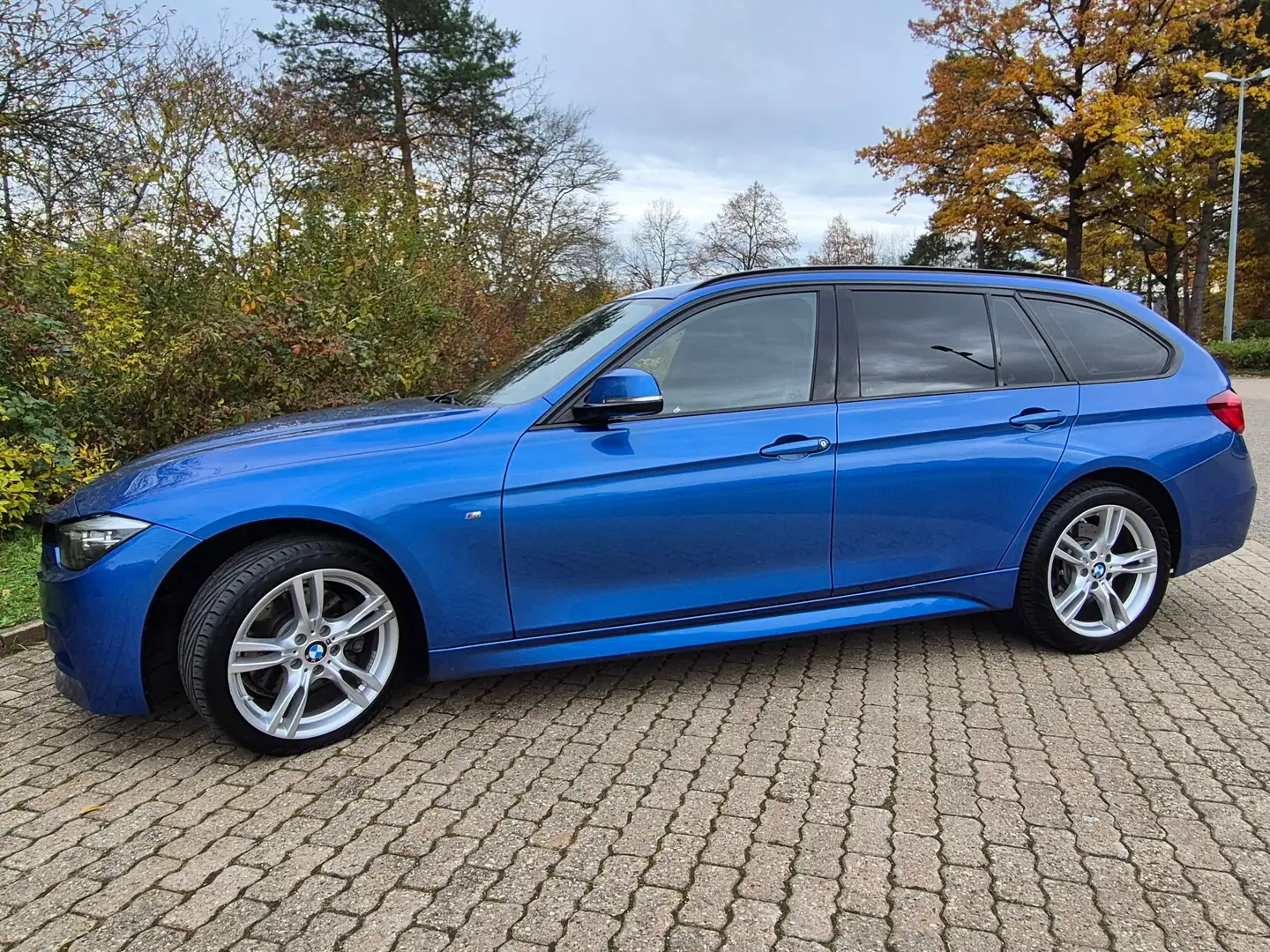 BMW 330 330d Touring Aut. Edition M Sport Shadow Blau - 1