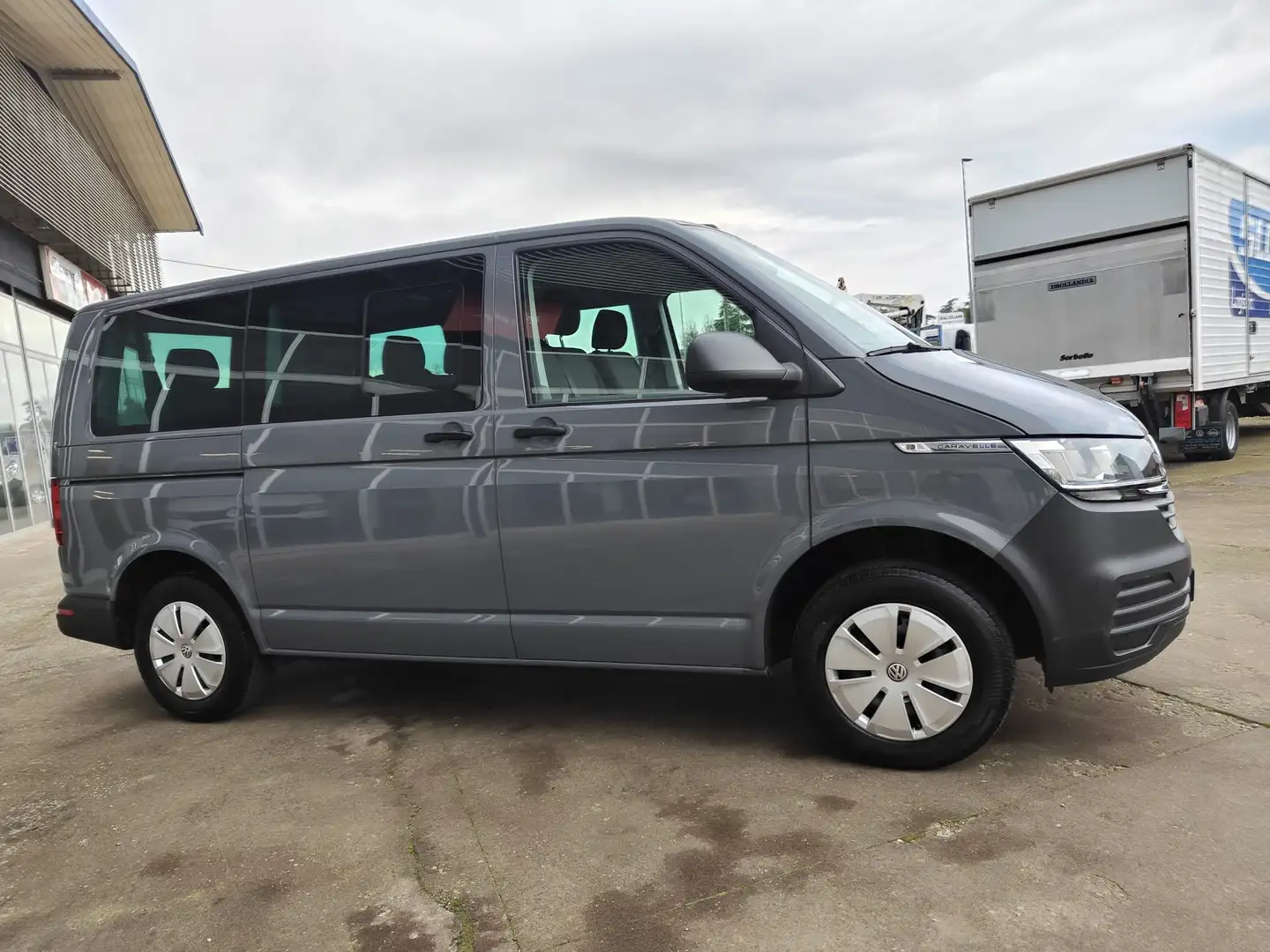 Volkswagen T6.1 Caravelle 2.0 TDI 110 cv Trendline  Km 39.000 Grau - 2