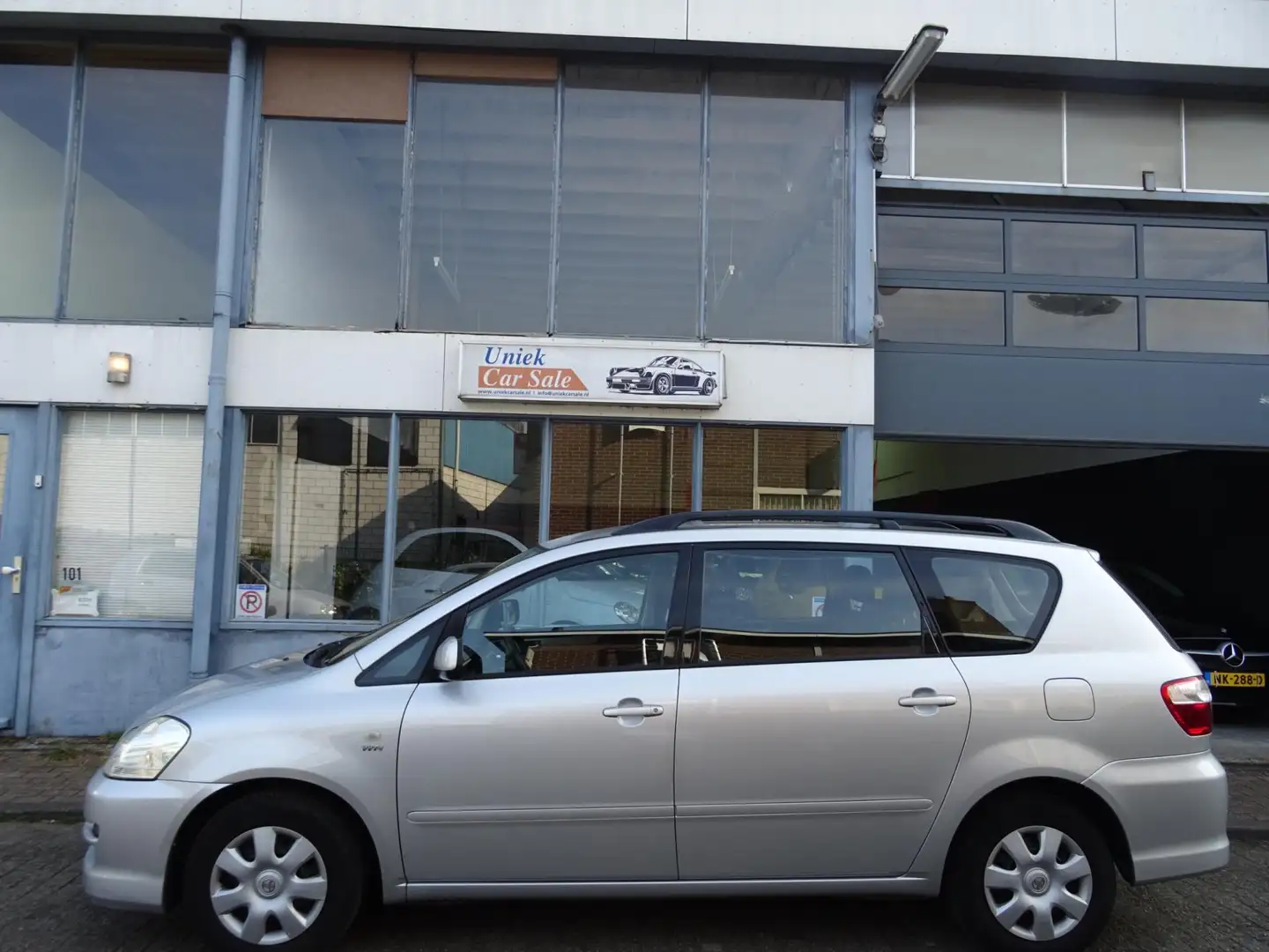 Toyota Avensis Verso 2.0i Linea Luna 5p. Automaat Šedá - 2