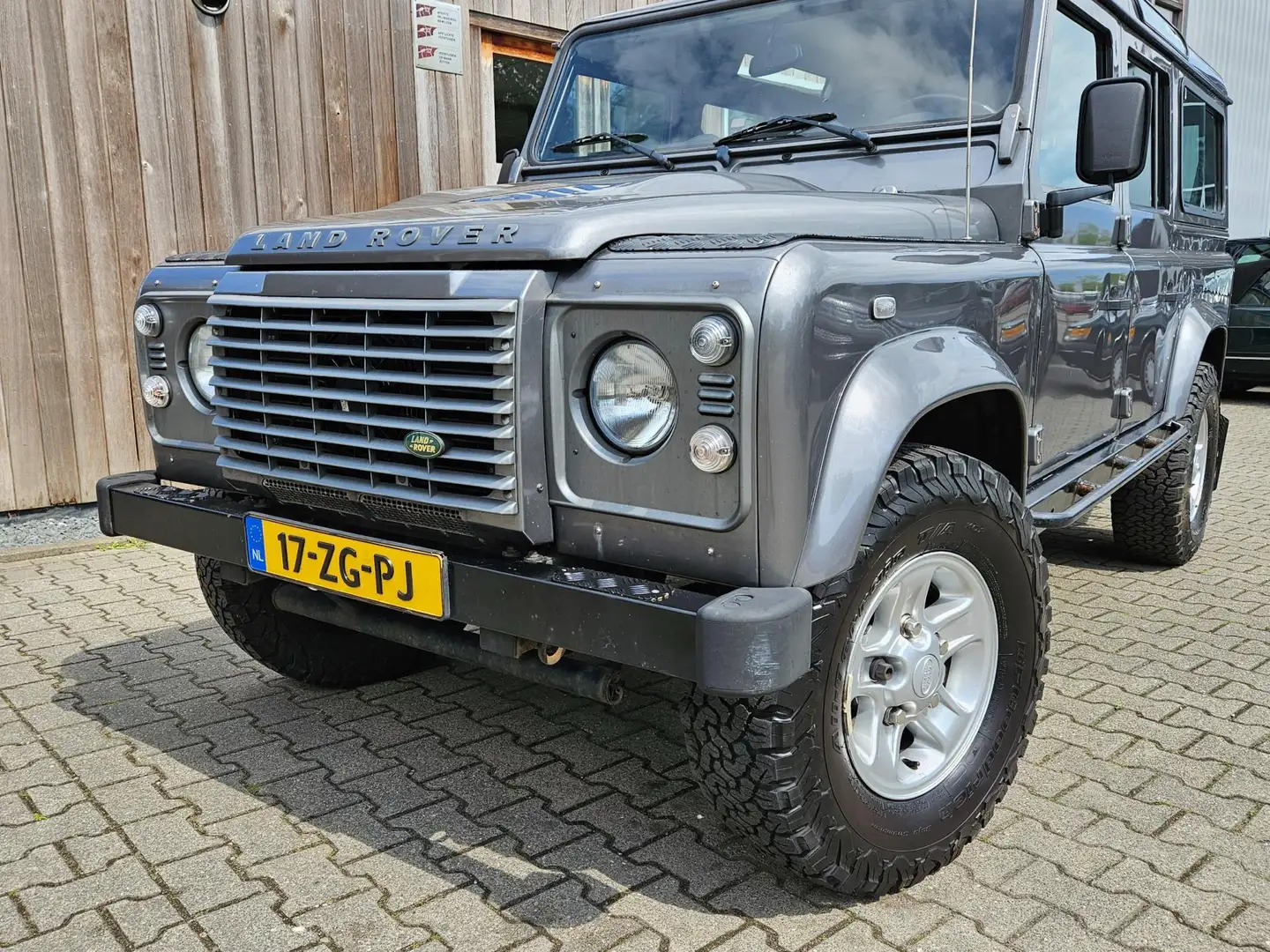 Land Rover Defender 110 2.4 TD SW Xtech 7-zits Grau - 2