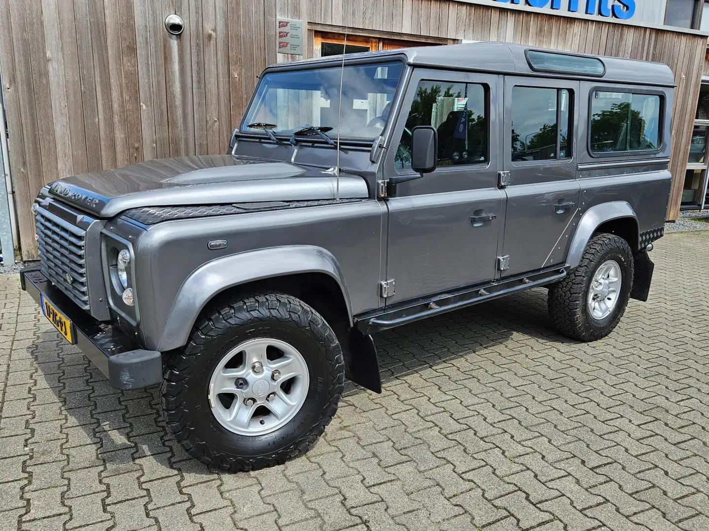 Land Rover Defender 110 2.4 TD SW Xtech 7-zits Grau - 1