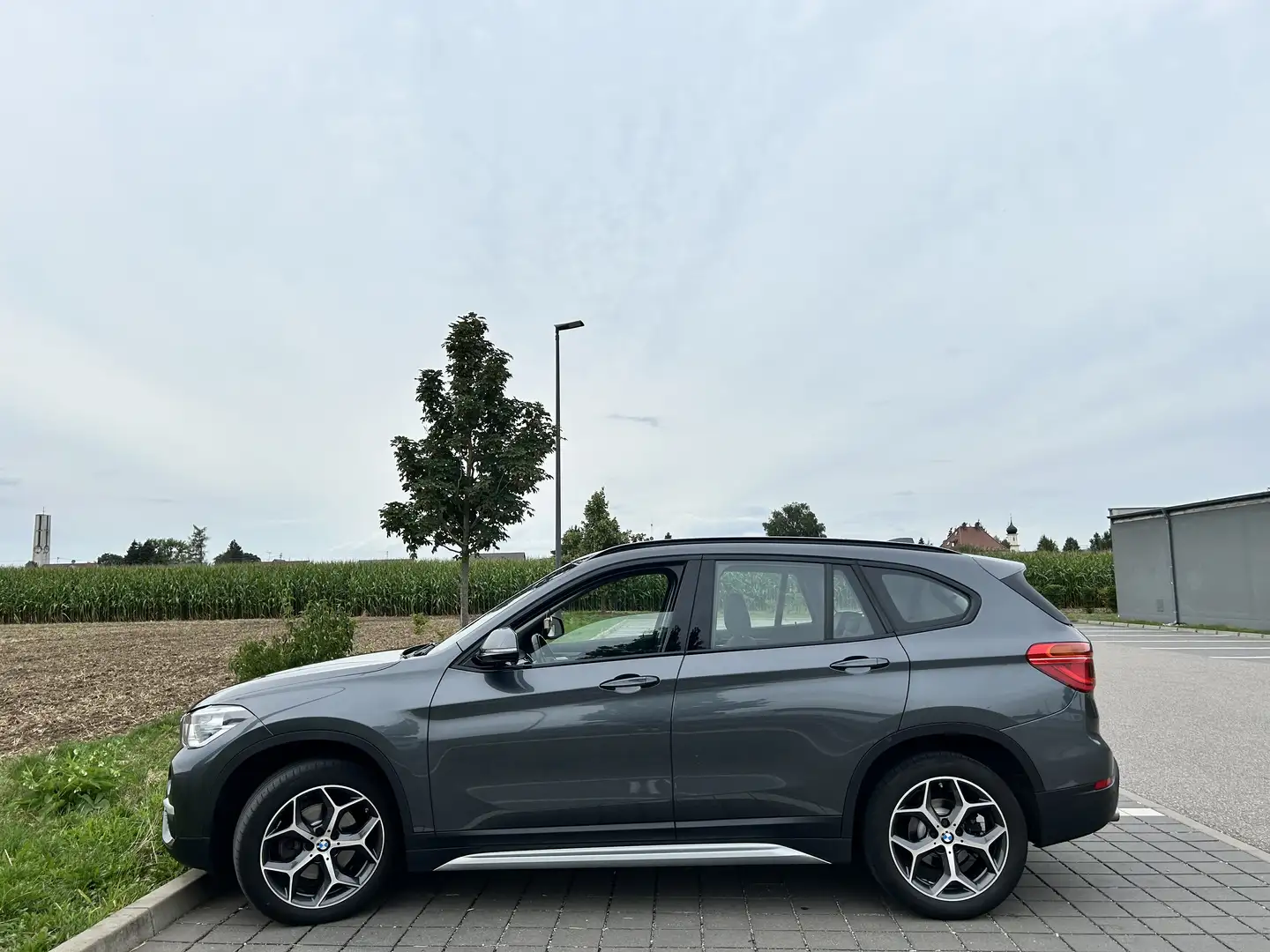 BMW X1 sDrive 18 d xLine Grau - 2
