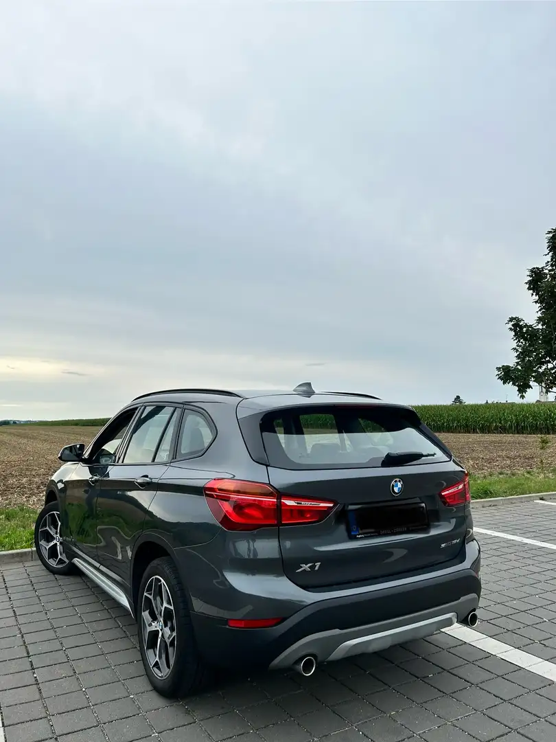 BMW X1 sDrive 18 d xLine Grau - 1