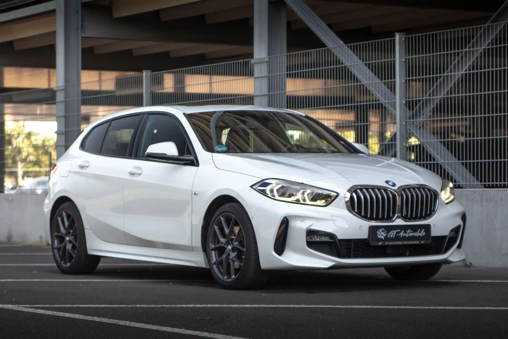 BMW 118 i Lim.*M Sport*PANO*KAM*U-FREI*MOCCA BROWN! Blanc - 1