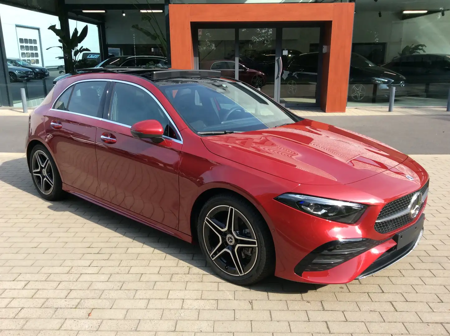 Mercedes-Benz A 200 A 200 7G-DCT AMG Line* PANO* 360° * HEAD-UP*DAB Rouge - 2