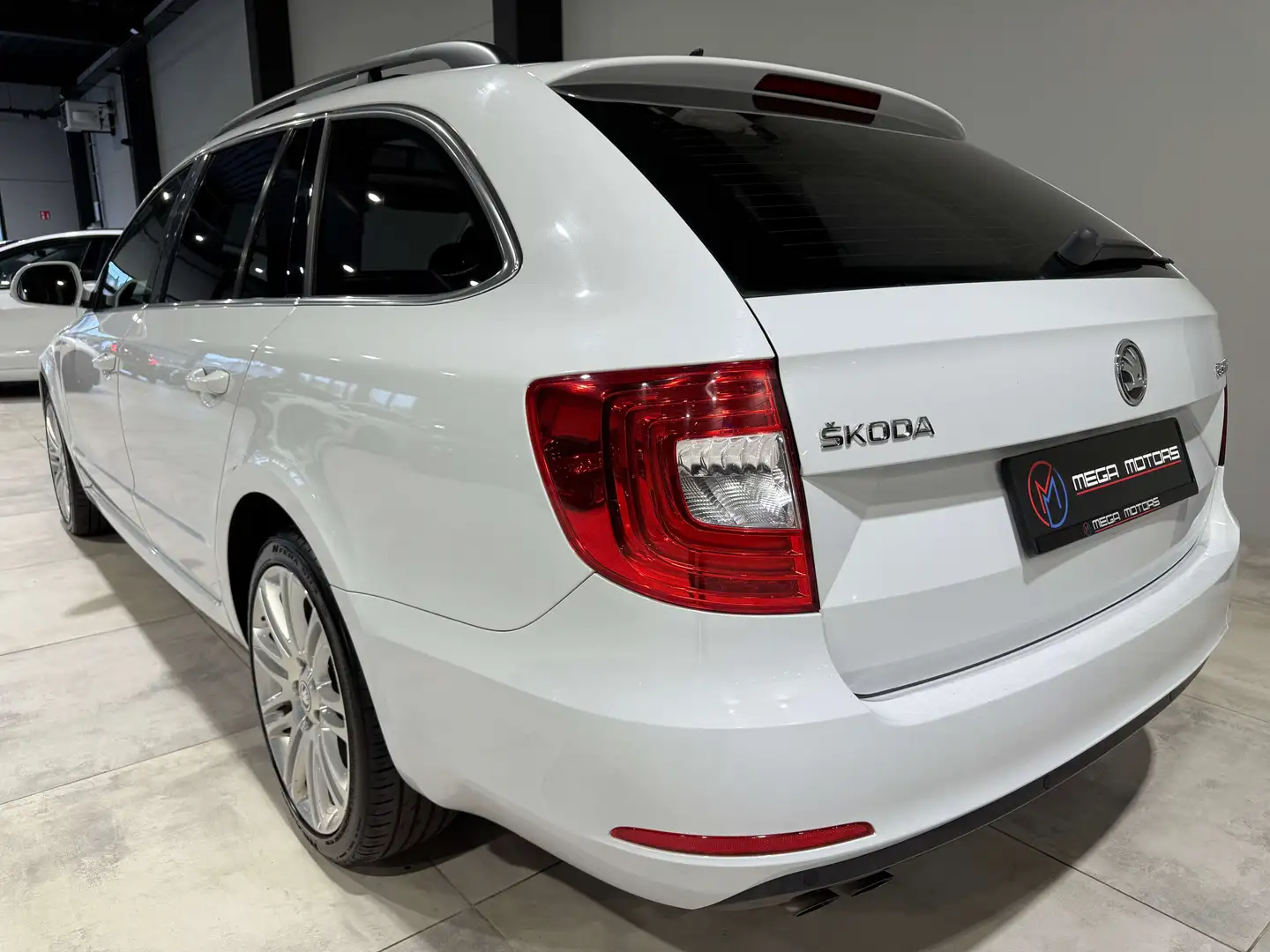 Skoda Superb 1.6 TDi 105CV NAVi T.PANO SiEGES ELEC CRUiSE CLiM+ Blanc - 2