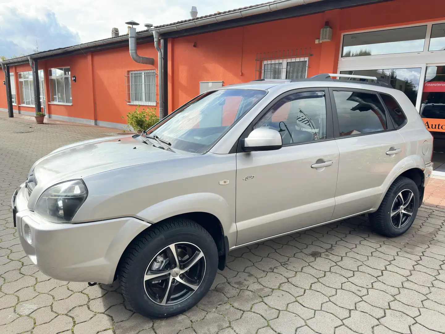 Hyundai TUCSON 2.0 GLS (4WD) * Allrad * Neuer Tüv * AHK * SHZ Gris - 1