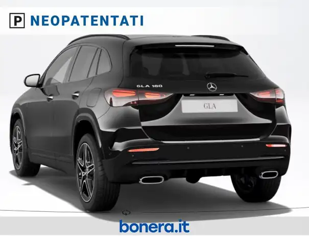 Mercedes-Benz GLA view 3