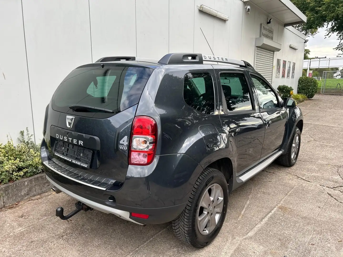 Dacia Duster 4x4 2. Hd. wenig Km top Zust Garantie AHK Gris - 2