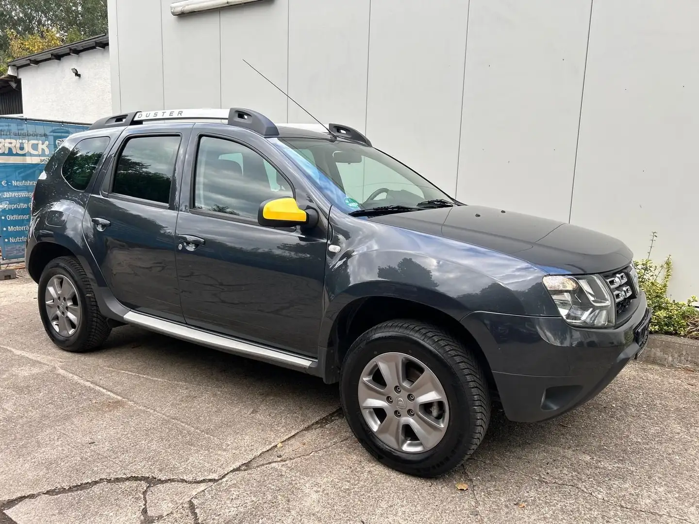 Dacia Duster 4x4 2. Hd. wenig Km top Zust Garantie AHK Gris - 1
