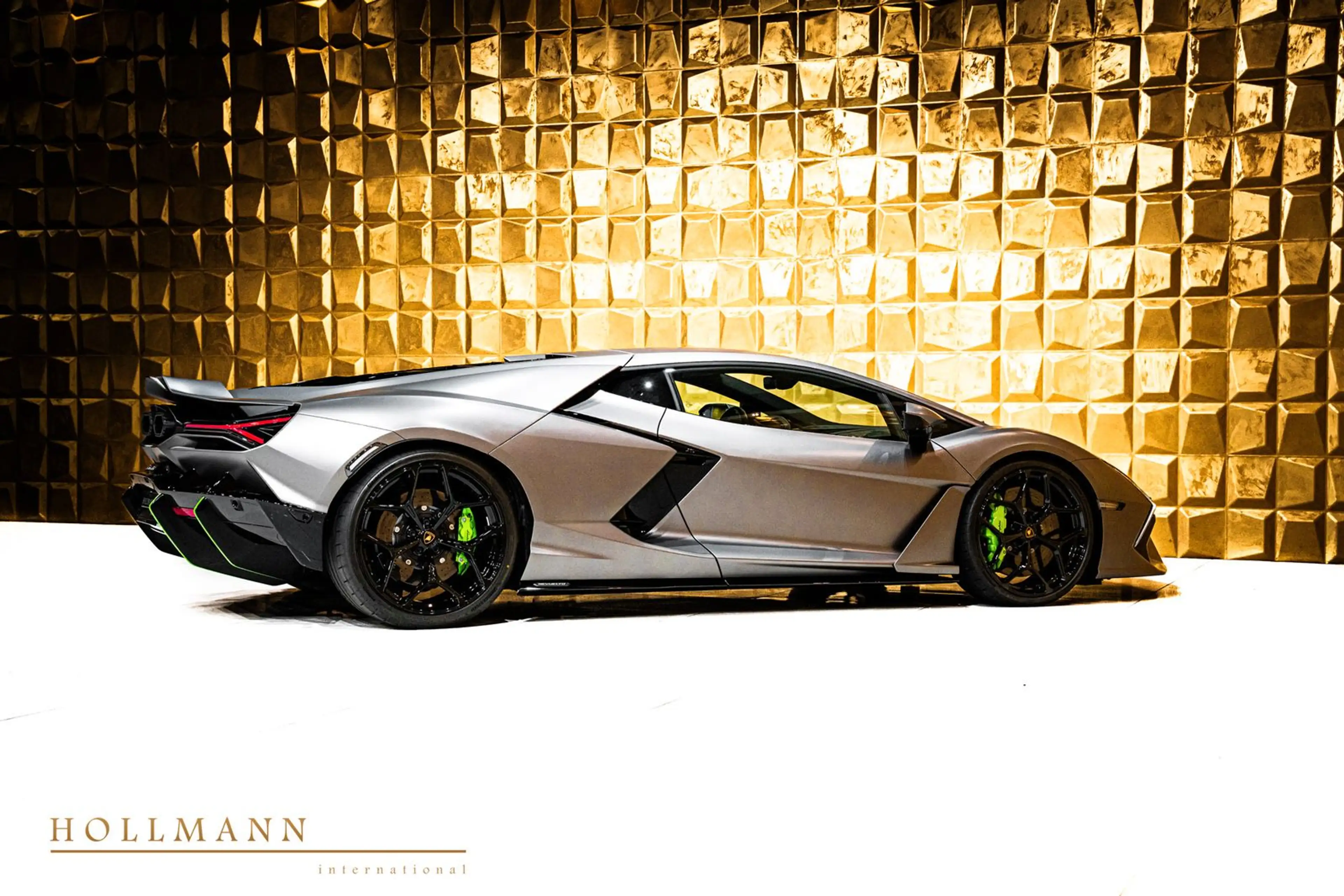 Lamborghini Revuelto +CARBON+PASSENGER DISPLAY+COMFORT SEATS — photo 3