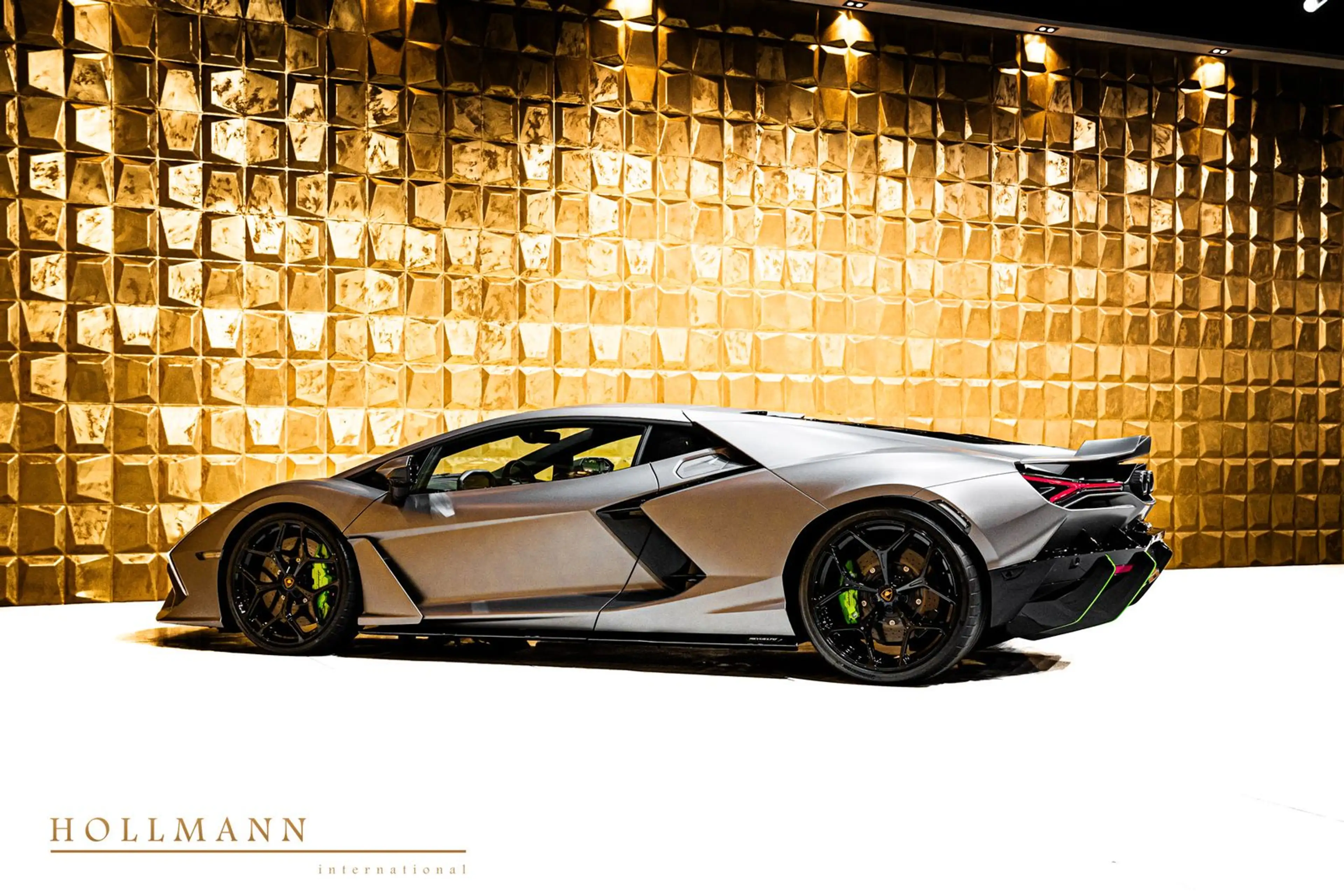 Lamborghini Revuelto +CARBON+PASSENGER DISPLAY+COMFORT SEATS — photo 5