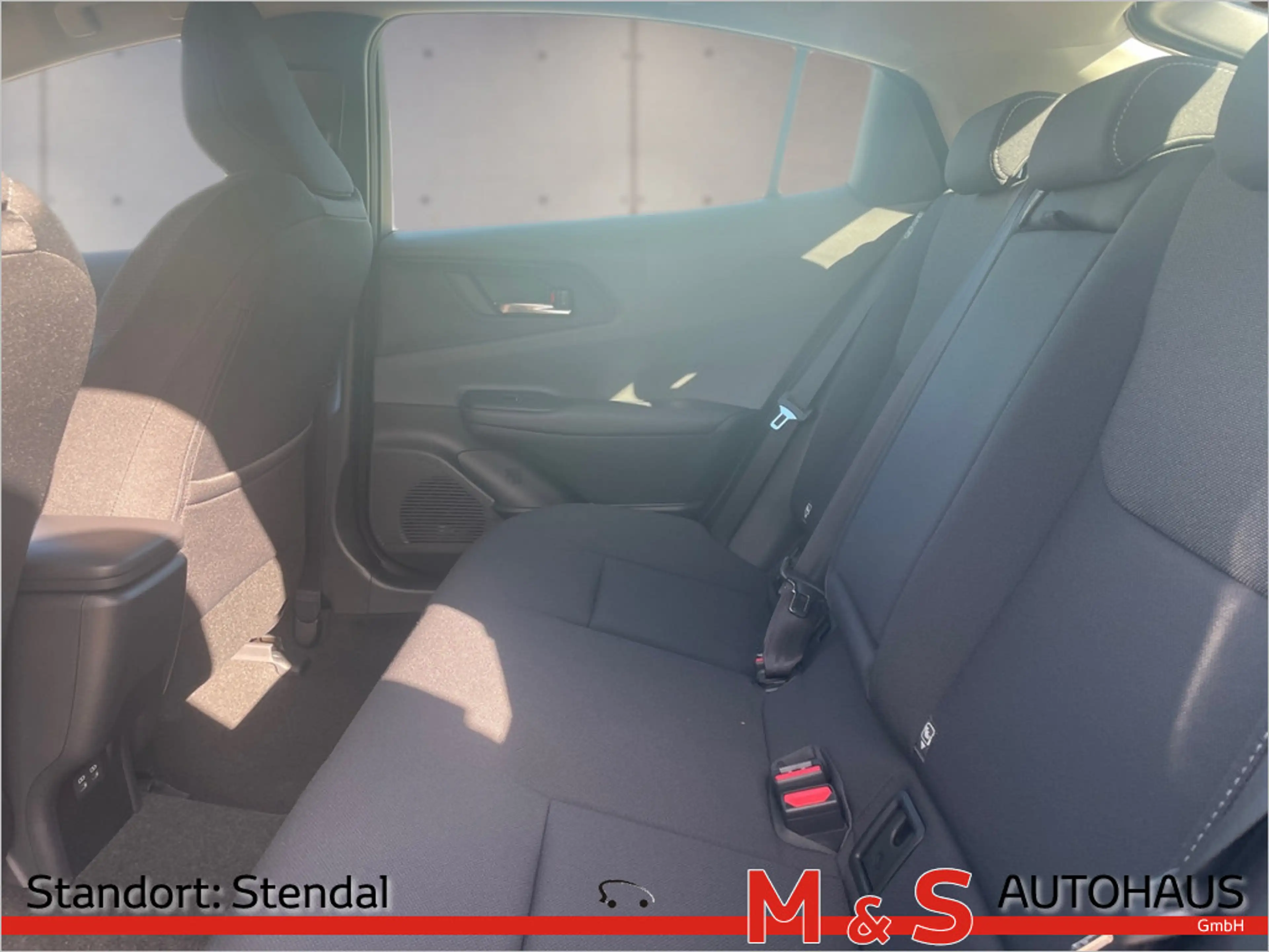 Toyota Prius 2.0 Plug-in Hybrid Executive — photo 12