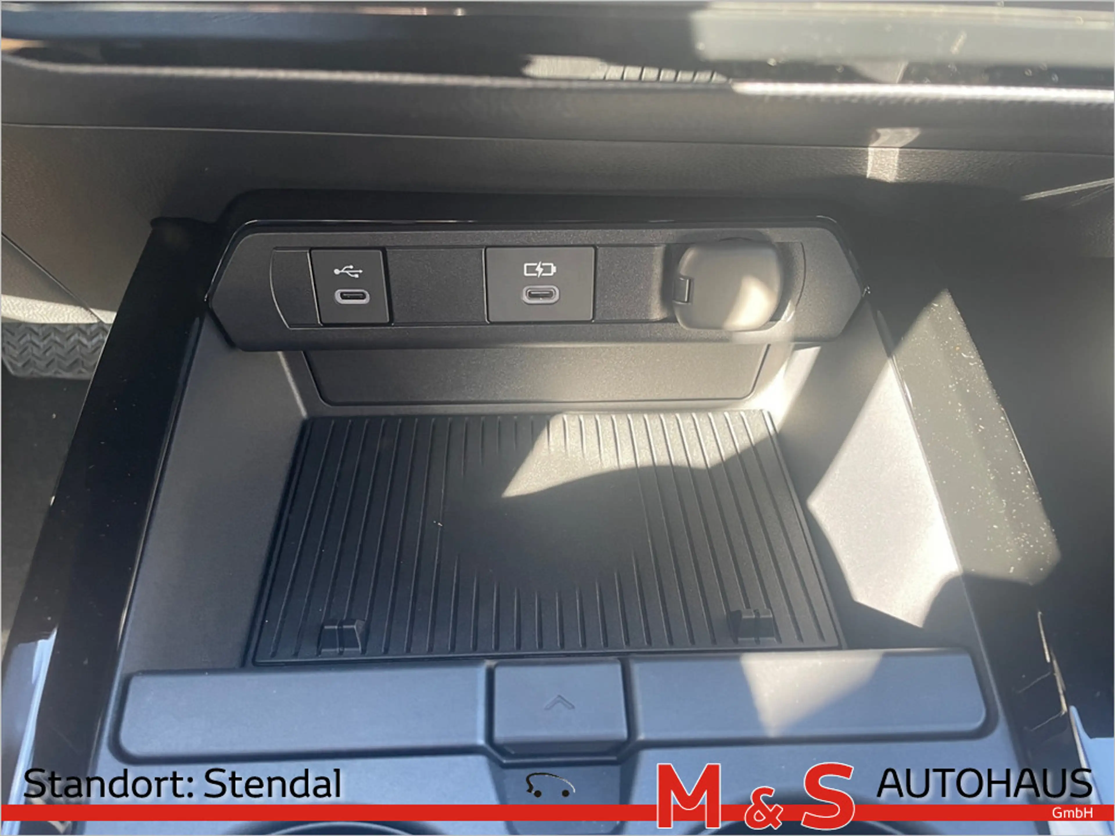 Toyota Prius 2.0 Plug-in Hybrid Executive — photo 18