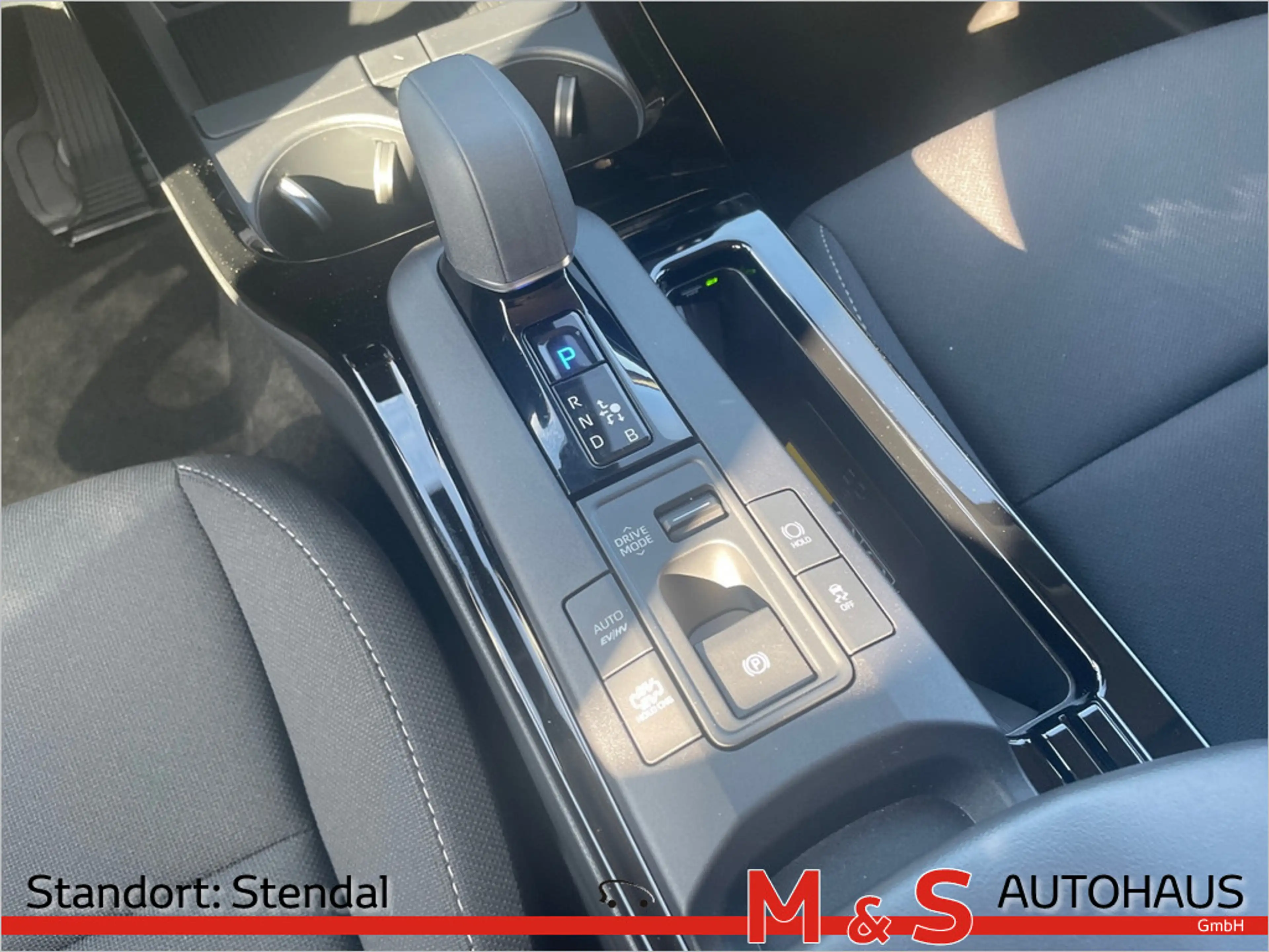 Toyota Prius 2.0 Plug-in Hybrid Executive — photo 19