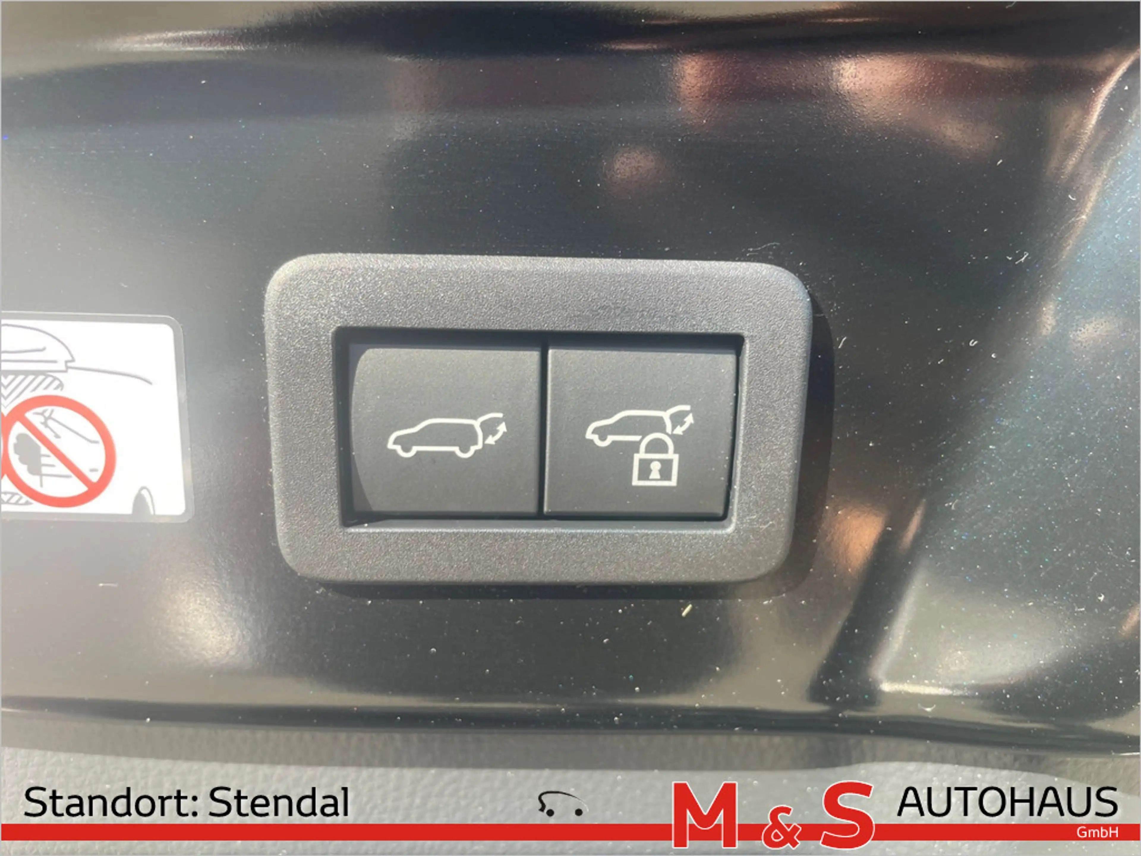 Toyota Prius 2.0 Plug-in Hybrid Executive — photo 24