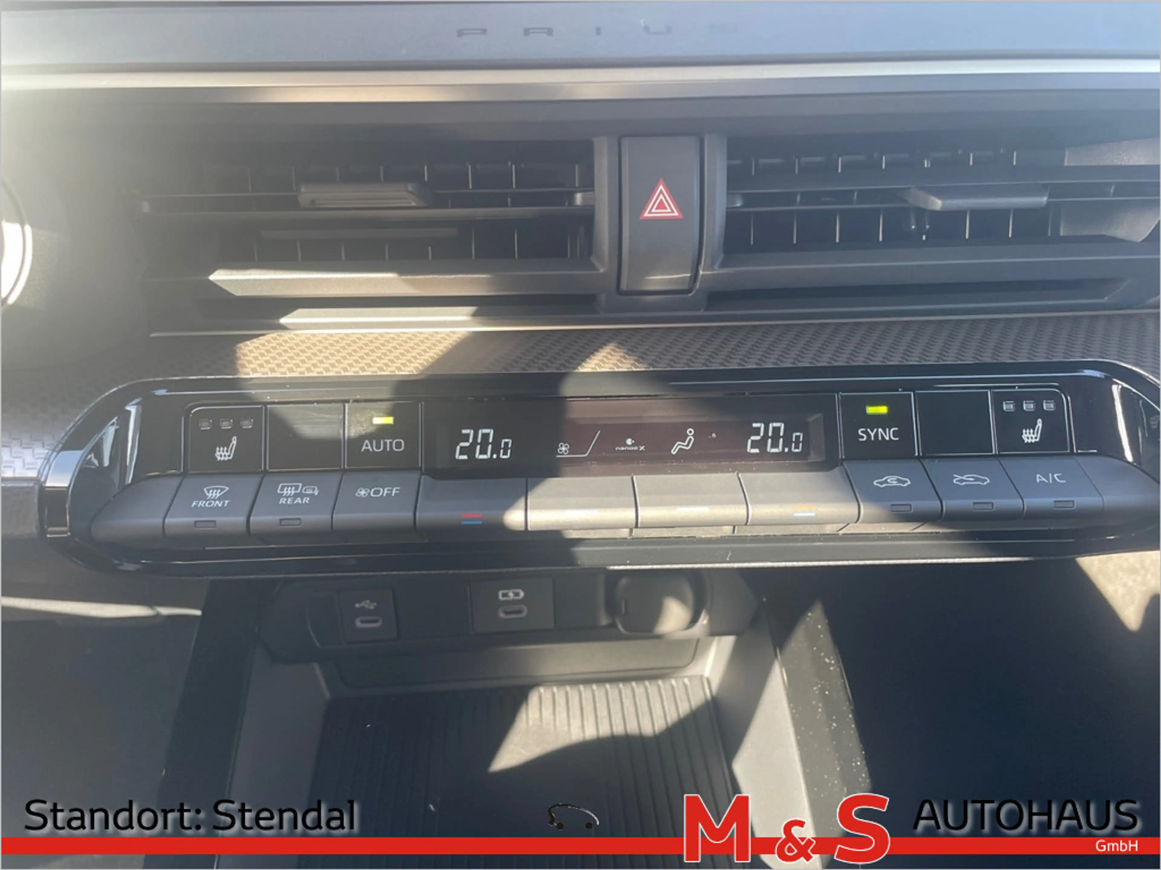 Toyota Prius 2.0 Plug-in Hybrid Executive — photo 17
