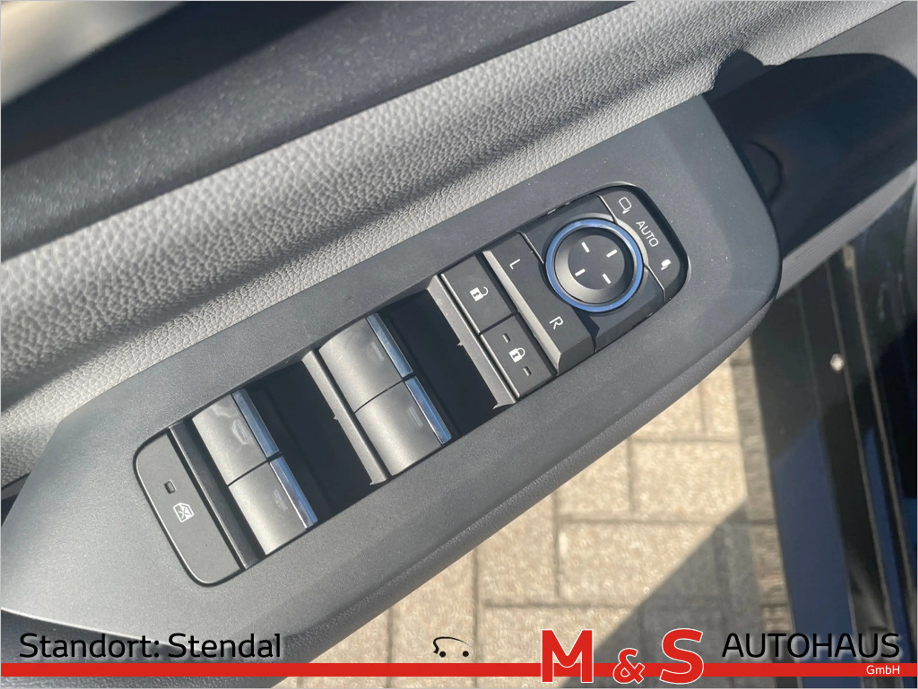 Toyota Prius 2.0 Plug-in Hybrid Executive — photo 22