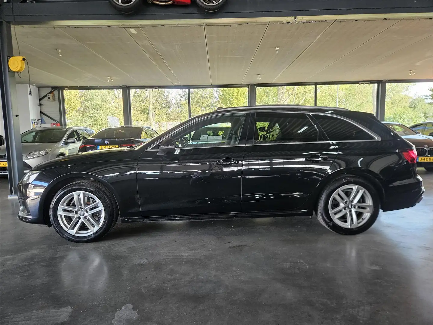 Audi A4 Avant 35 TFSI 150pk S tronic Launch Edition Busine Zwart - 2
