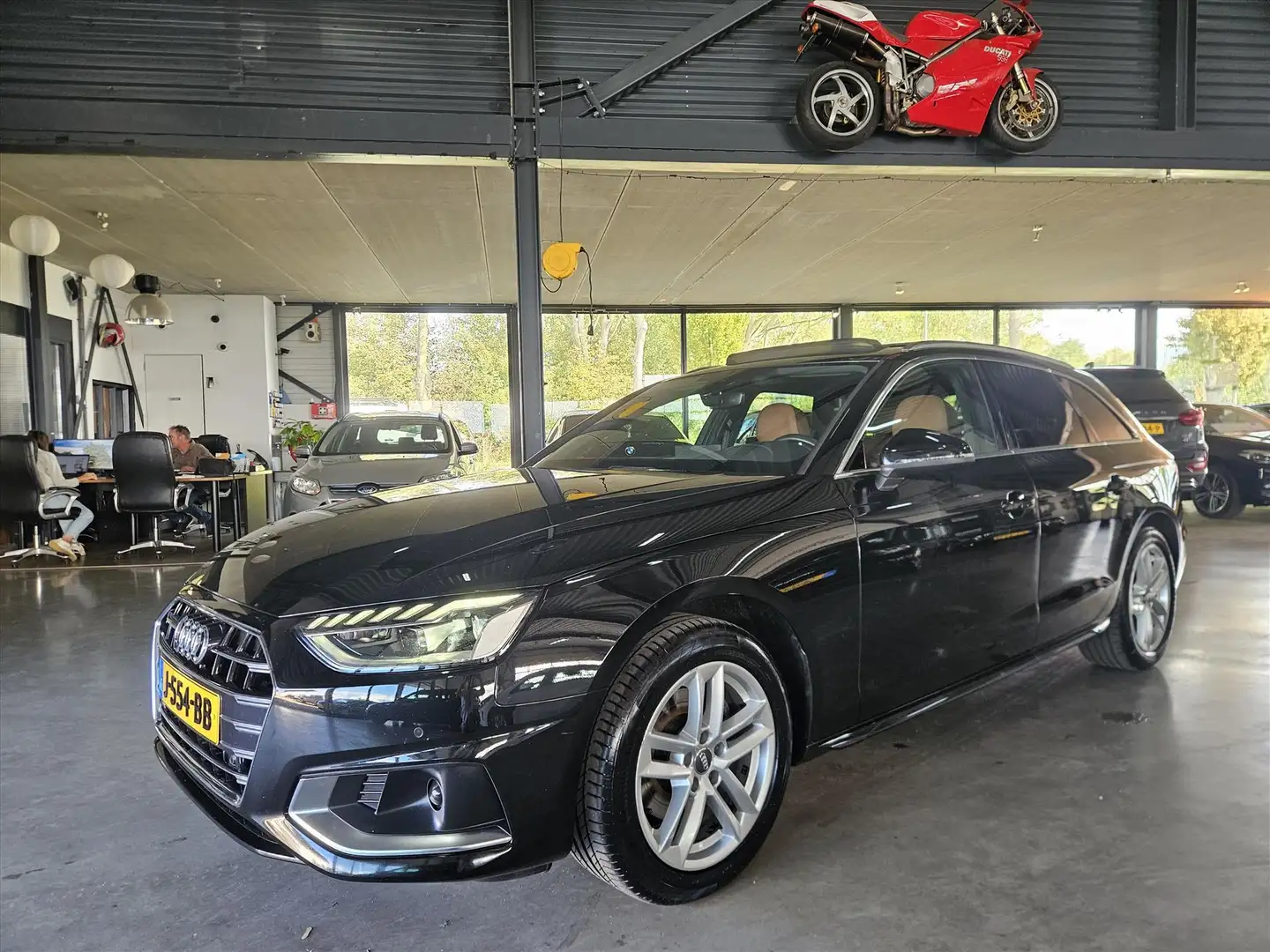 Audi A4 Avant 35 TFSI 150pk S tronic Launch Edition Busine Zwart - 1