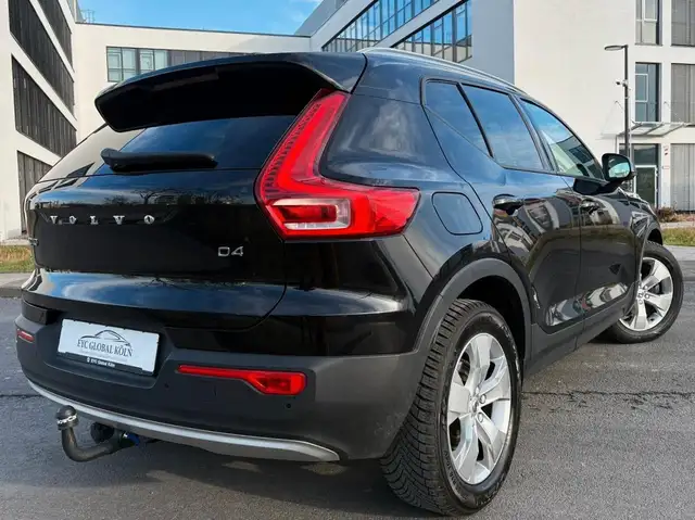Volvo XC40 view 3