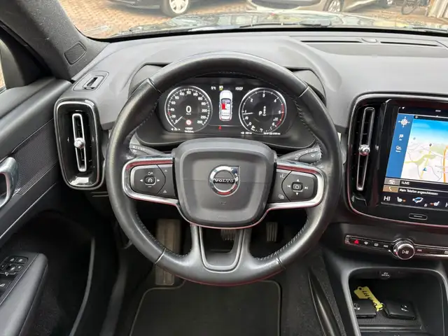 Volvo XC40 view 11