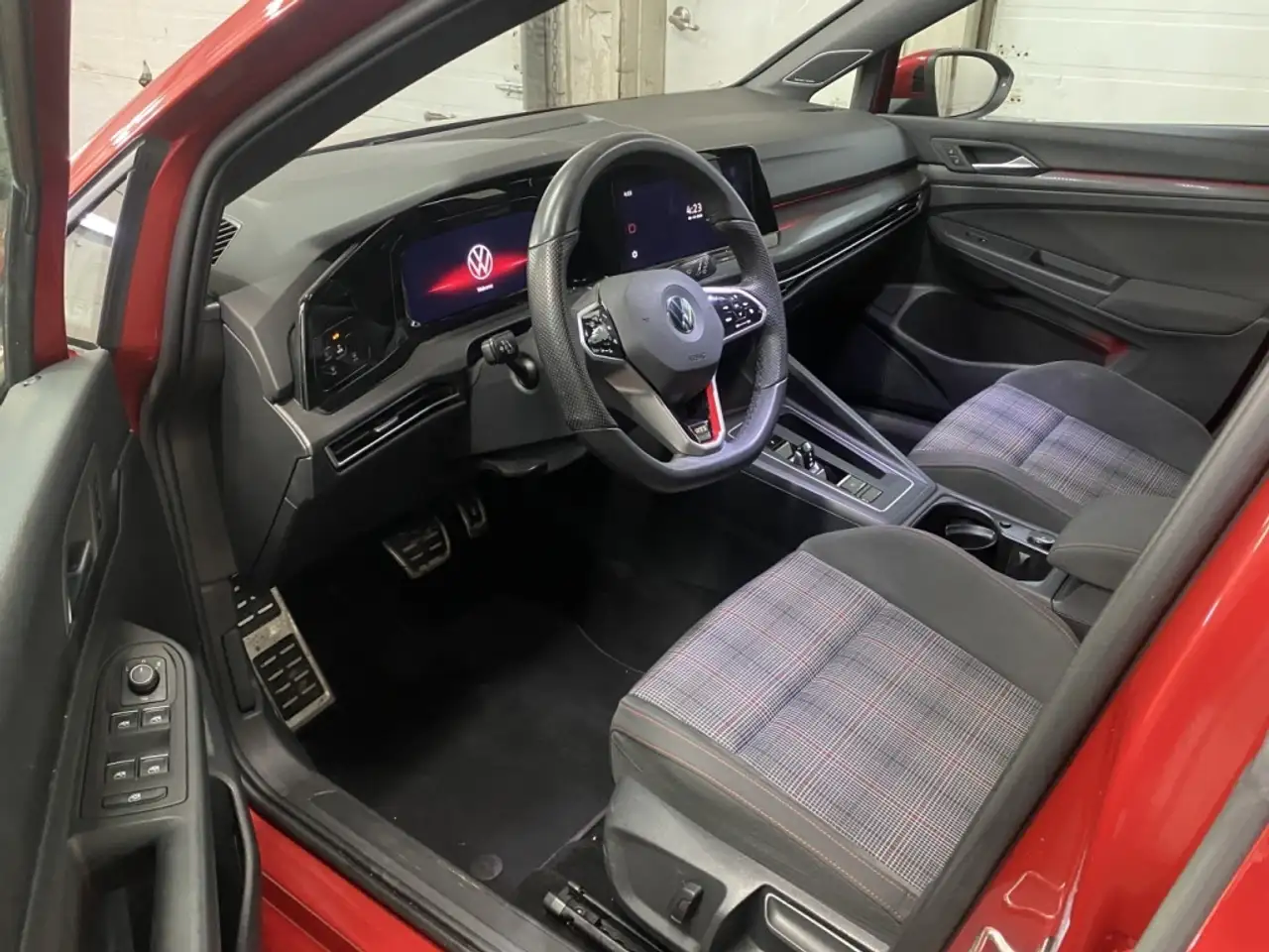 Volkswagen Golf GTI снимка Volkswagen Golf GTI