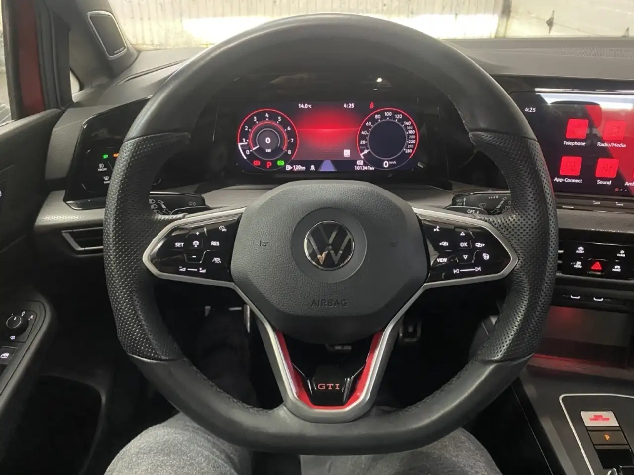 Volkswagen Golf GTI снимка Volkswagen Golf GTI