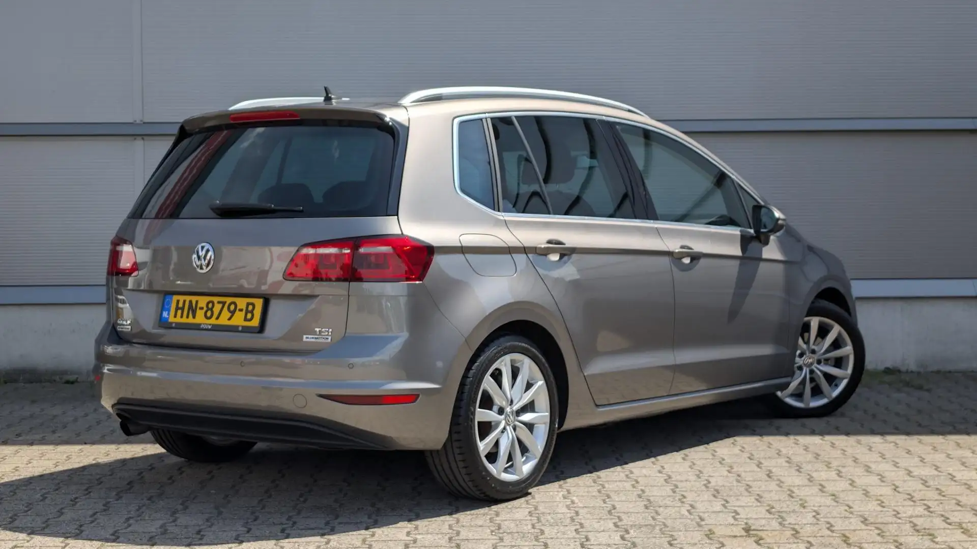 Volkswagen Golf Sportsvan 1.2 TSI 110pk Highline DSG | Camera | Navigatie | Grijs - 2