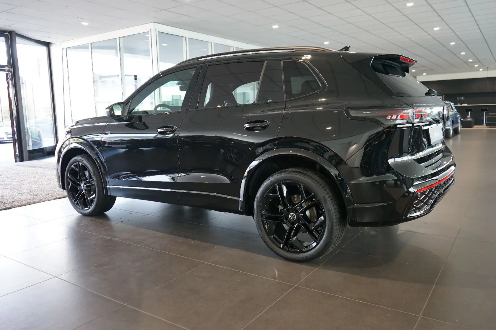 Volkswagen Tiguan 2.0 TDI R-Line BlackStyle | Pano | Matrix Schwarz - 2
