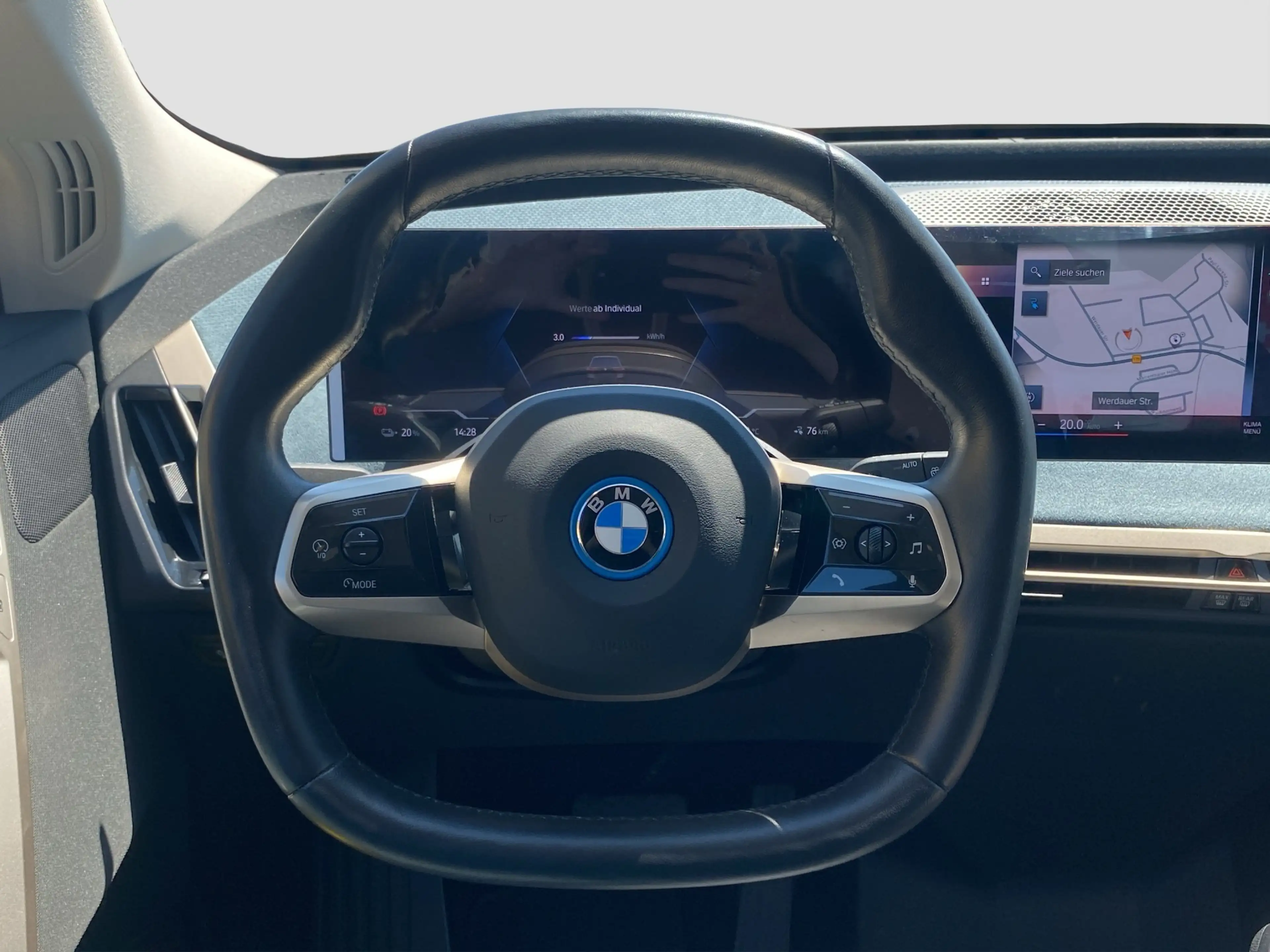 BMW iX xDrive40 Laser SpurAss StHzg 360° AHK Navi — photo 13