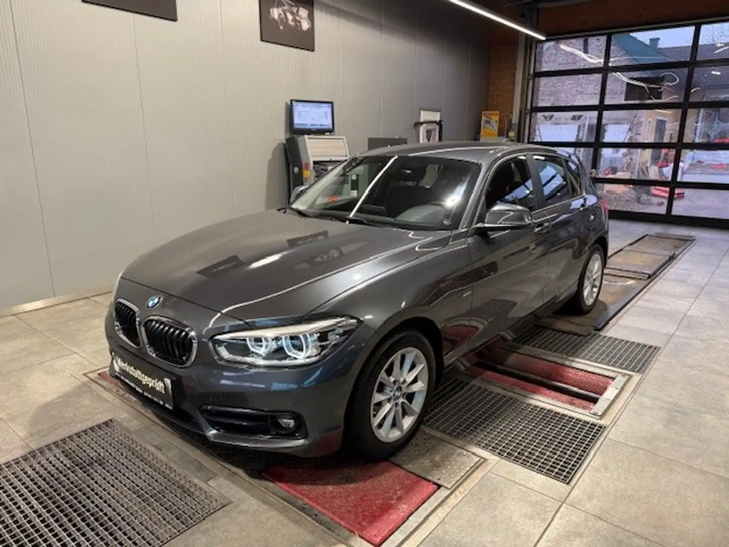 BMW 116 d Sport Line Grau - 1