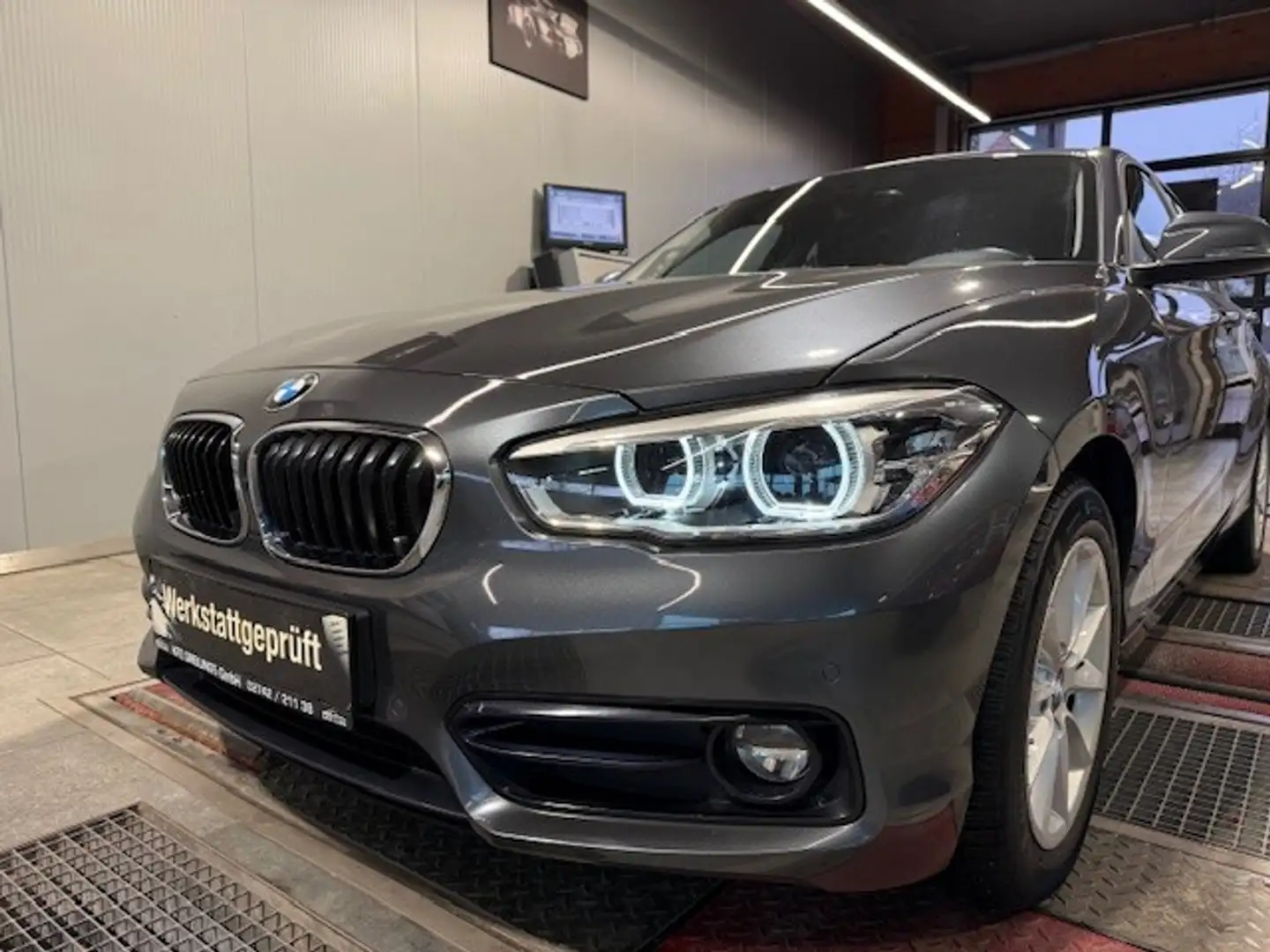 BMW 116 d Sport Line Grau - 2