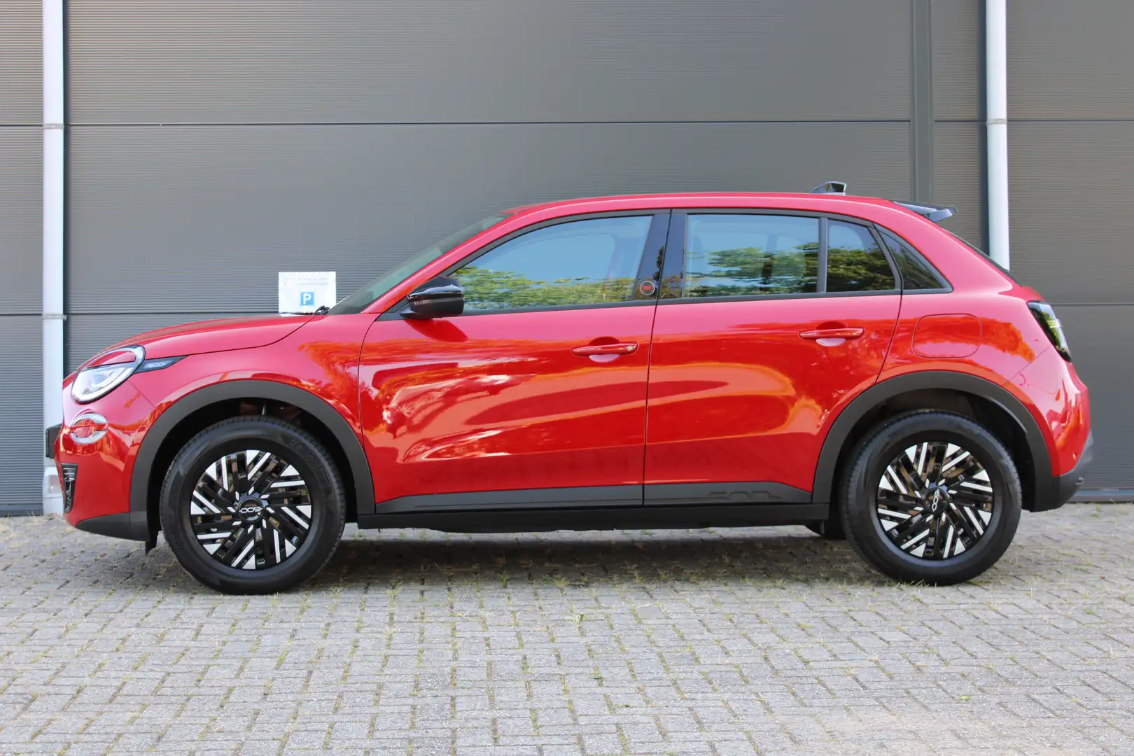 Fiat 600e RED 54 kWh / Navigatie via Carplay / Parkeersensor Rood - 2
